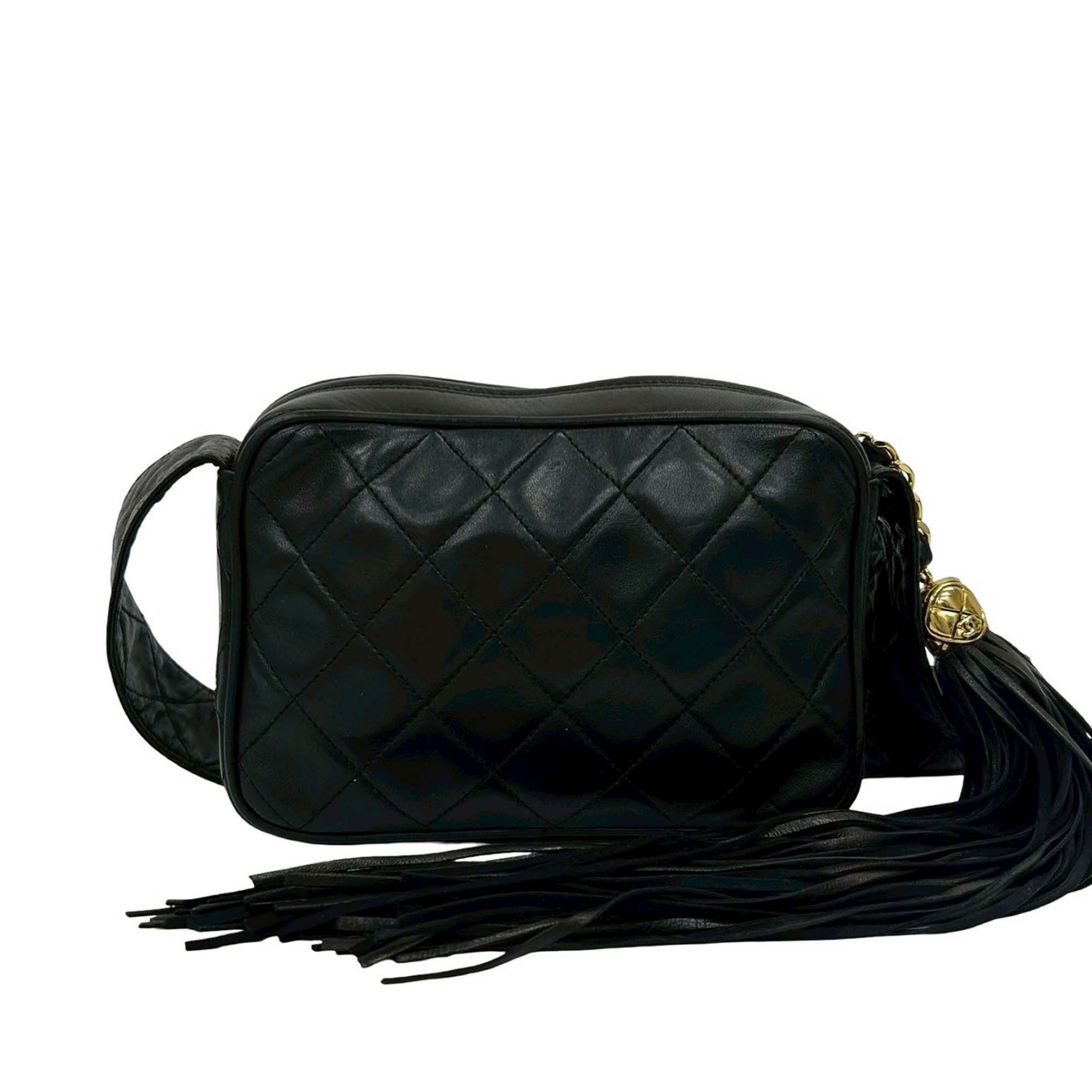 Chanel Small Cc Quilted Lambskin Tassel Camera Bag, från Luxclusif, i färgen black. Klicka för att öppna bilden i stort format