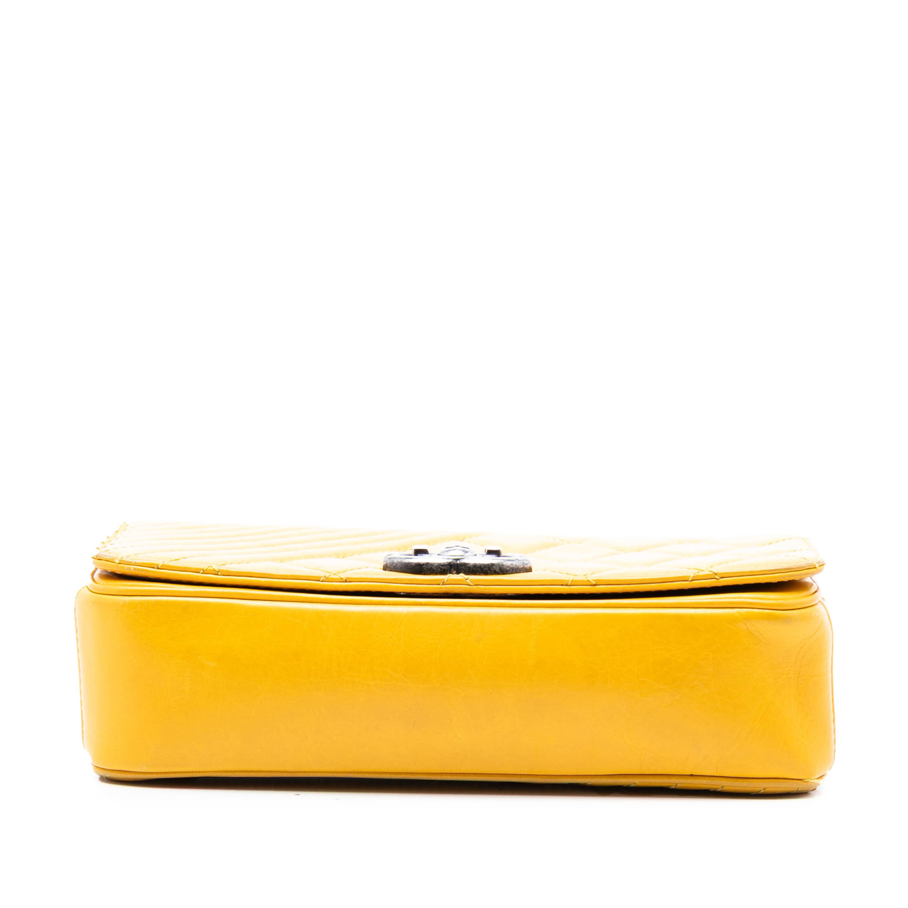 Chanel Small Glazed Calfskin Coco Boy Flap, från Luxclusif, i färgen yellow. Klicka för att öppna bilden i stort format