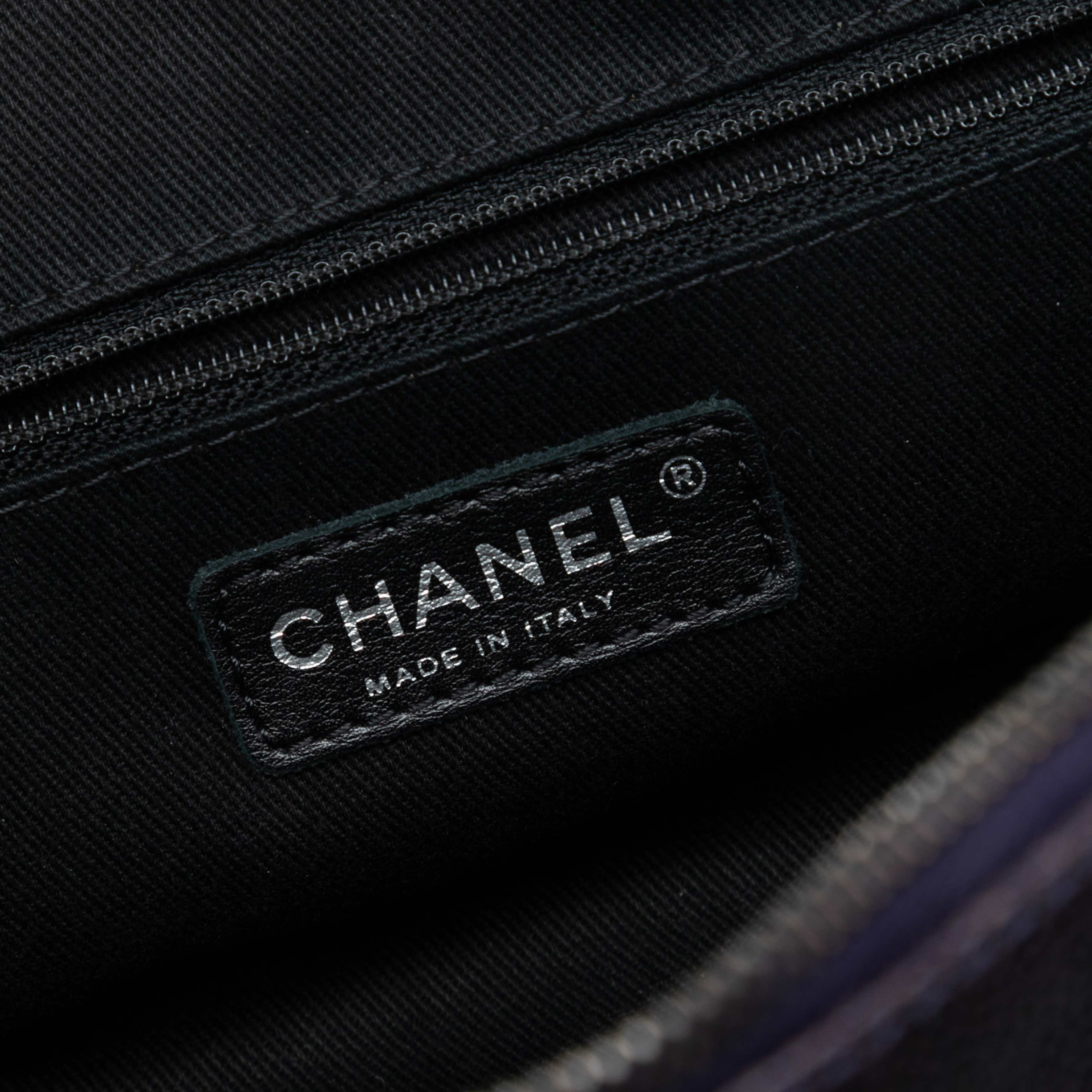 Chanel Jumbo Quilted Iridescent Caviar Easy Flap, från Luxclusif, i färgen plum. Klicka för att öppna bilden i stort format