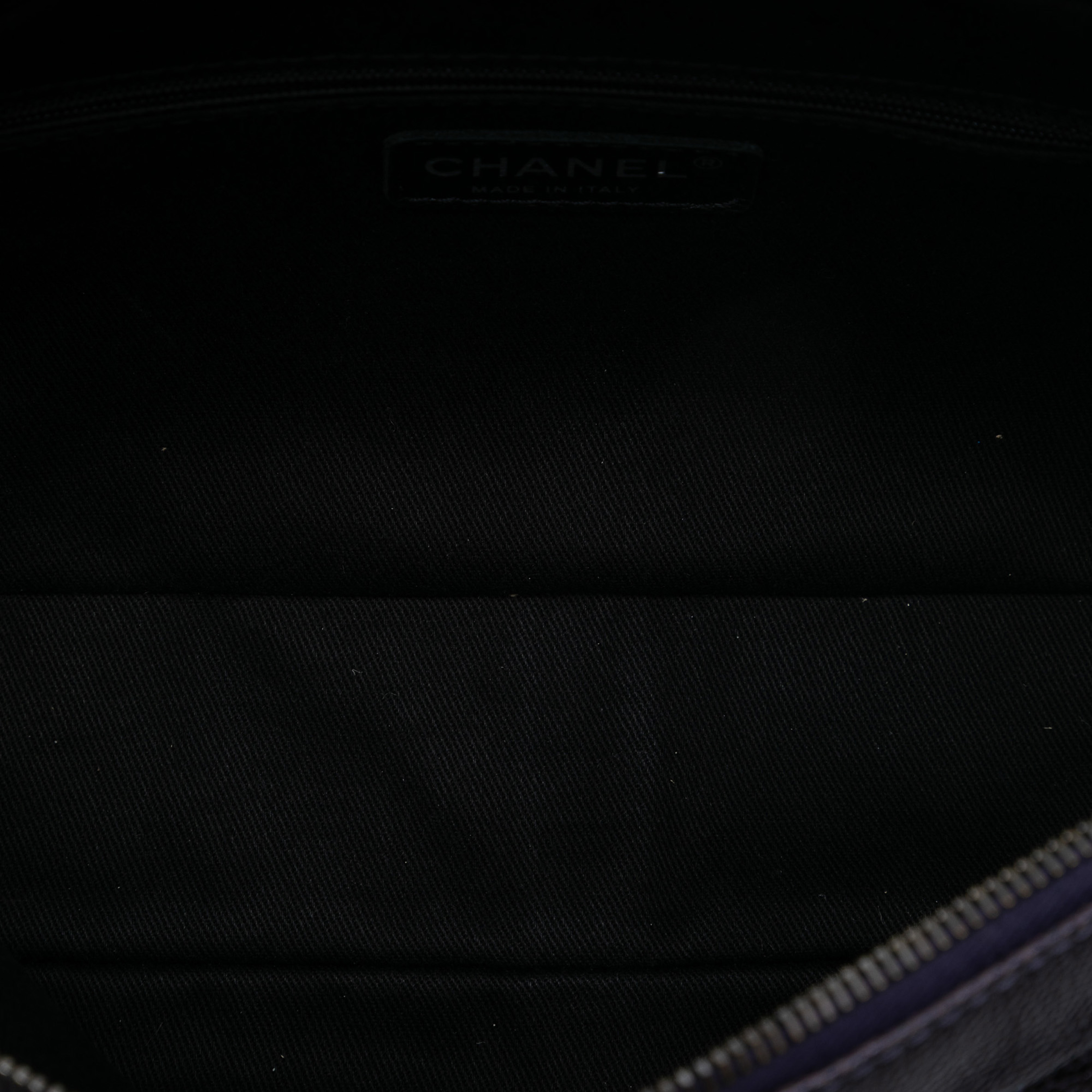 Chanel Jumbo Quilted Iridescent Caviar Easy Flap, från Luxclusif, i färgen plum. Klicka för att öppna bilden i stort format