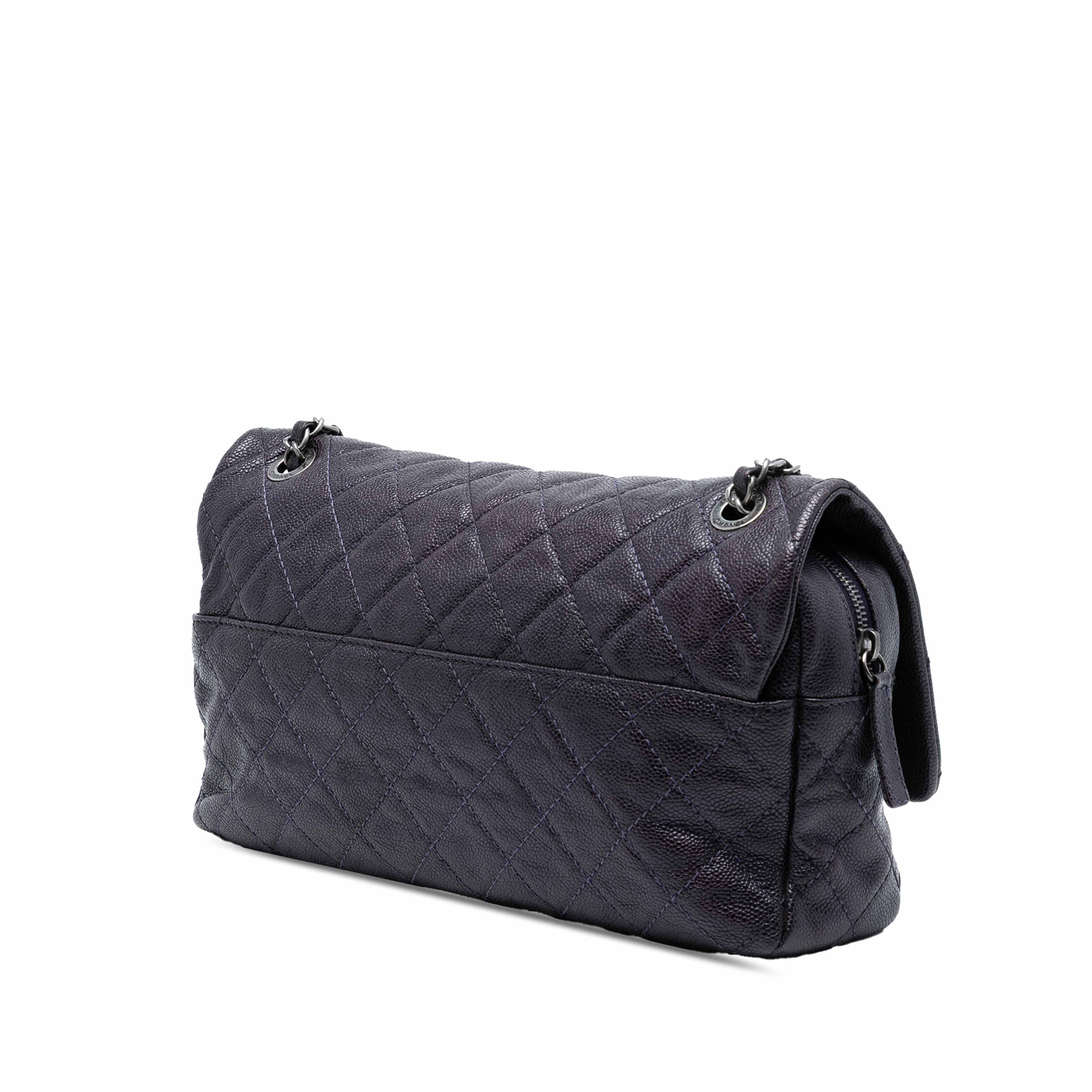 Chanel Jumbo Quilted Iridescent Caviar Easy Flap, från Luxclusif, i färgen plum. Klicka för att öppna bilden i stort format