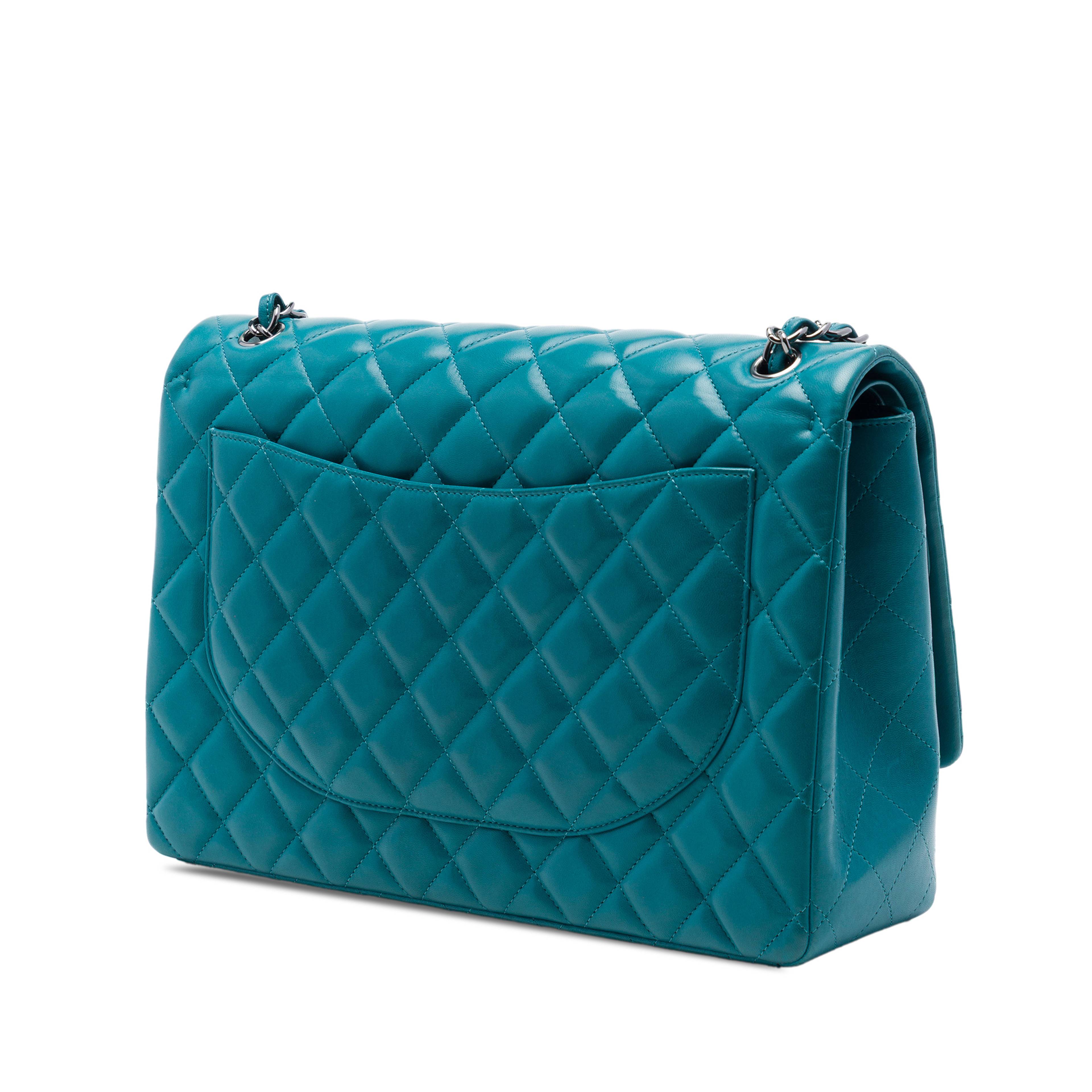 Chanel Maxi Classic Lambskin Double Flap, från Luxclusif, i färgen blå. Klicka för att öppna bilden i stort format