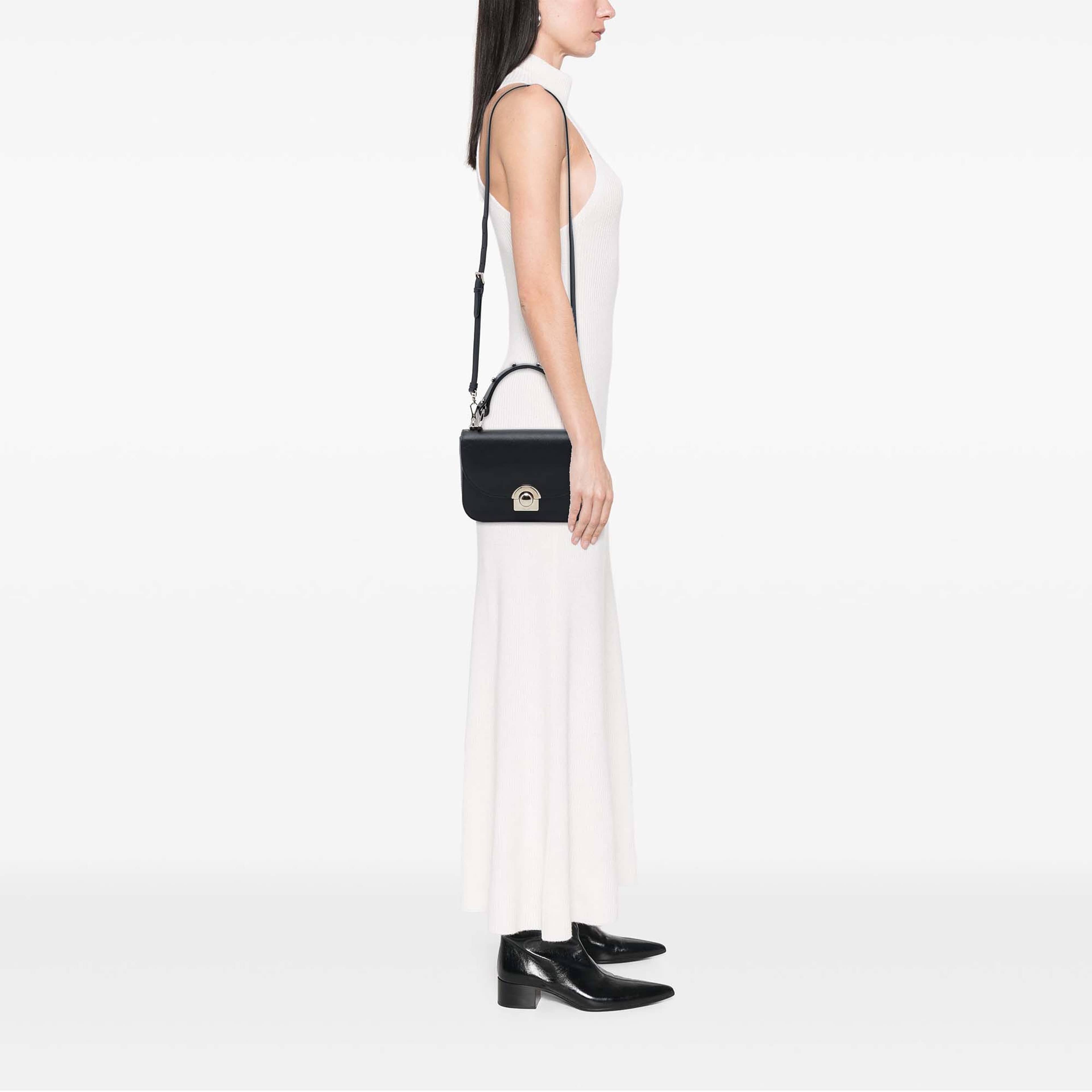 Prada Saffiano Lux Arcade Satchel, från Luxclusif, i färgen svart. Klicka för att öppna bilden i stort format