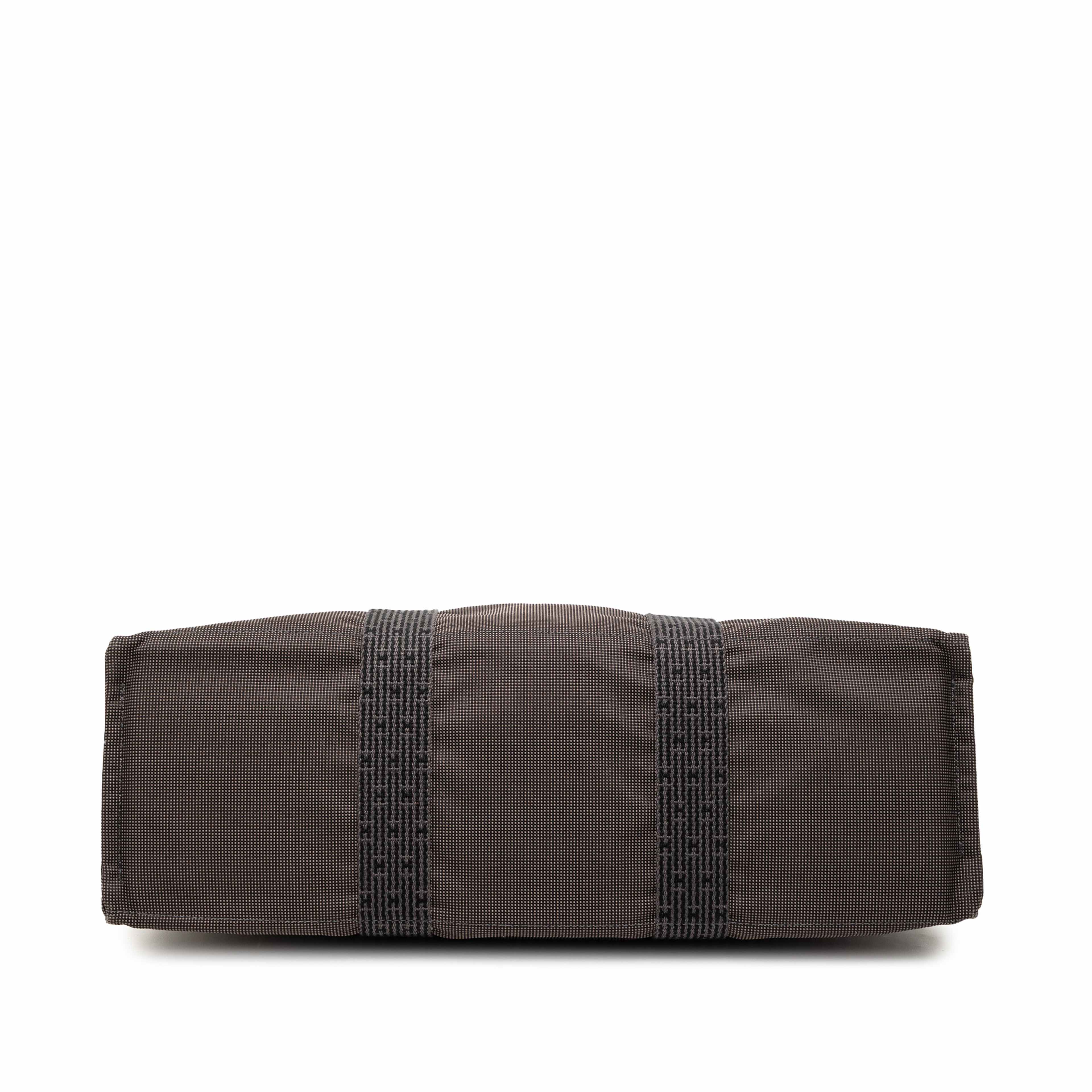 Hermès Canvas Herline Gm, från Luxclusif, i färgen dark gray. Klicka för att öppna bilden i stort format