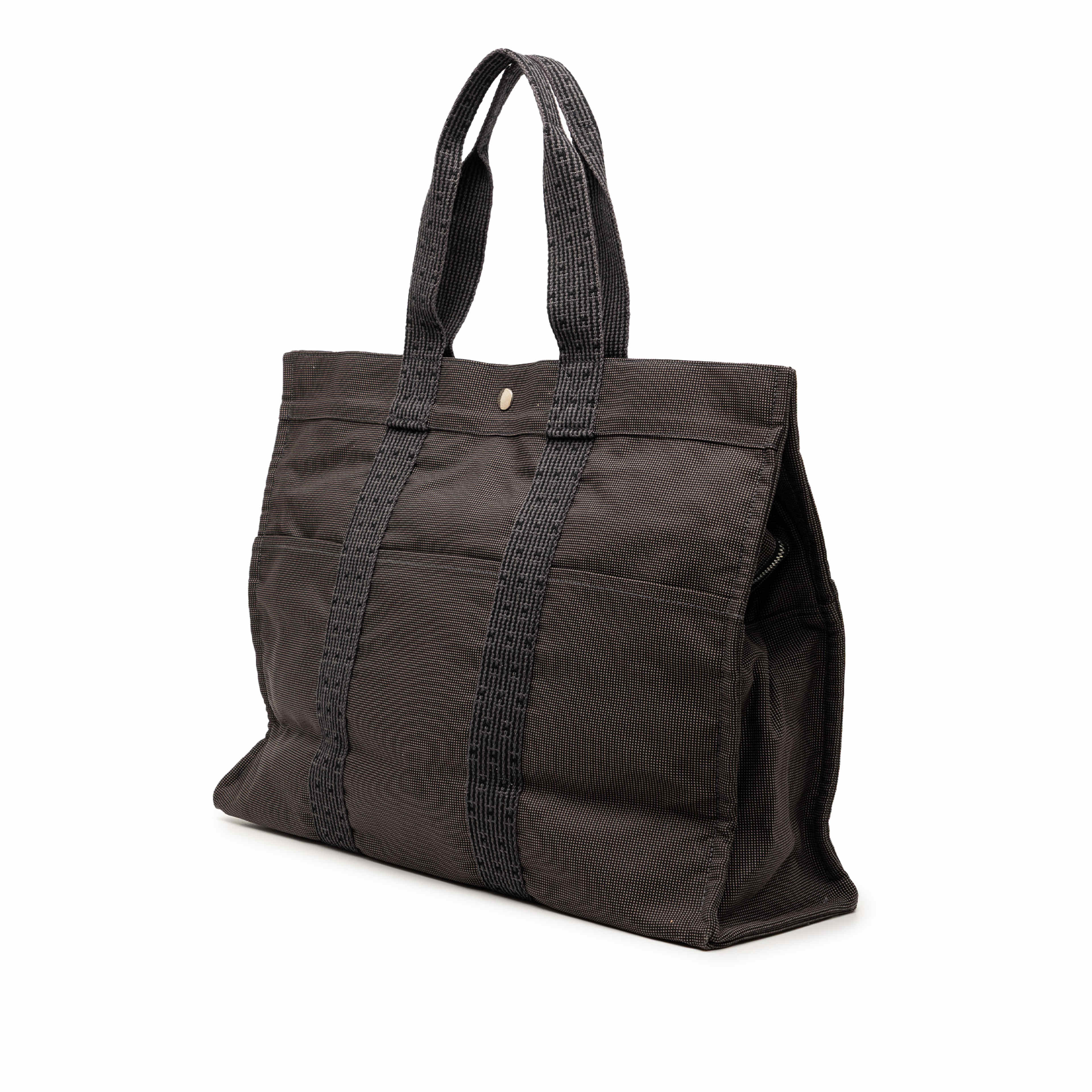 Hermès Canvas Herline Gm, från Luxclusif, i färgen dark gray. Klicka för att öppna bilden i stort format