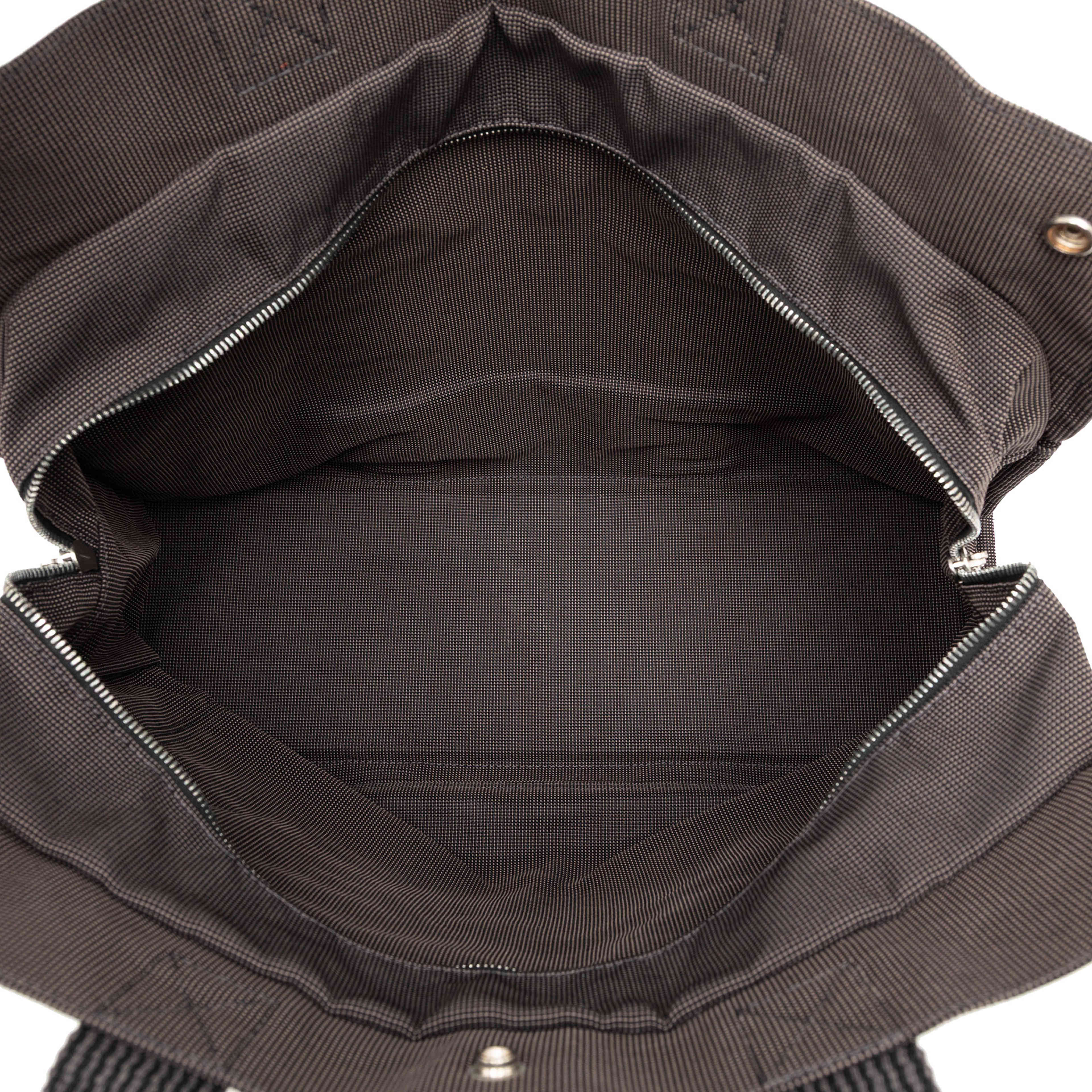 Hermès Canvas Herline Gm, från Luxclusif, i färgen dark gray. Klicka för att öppna bilden i stort format