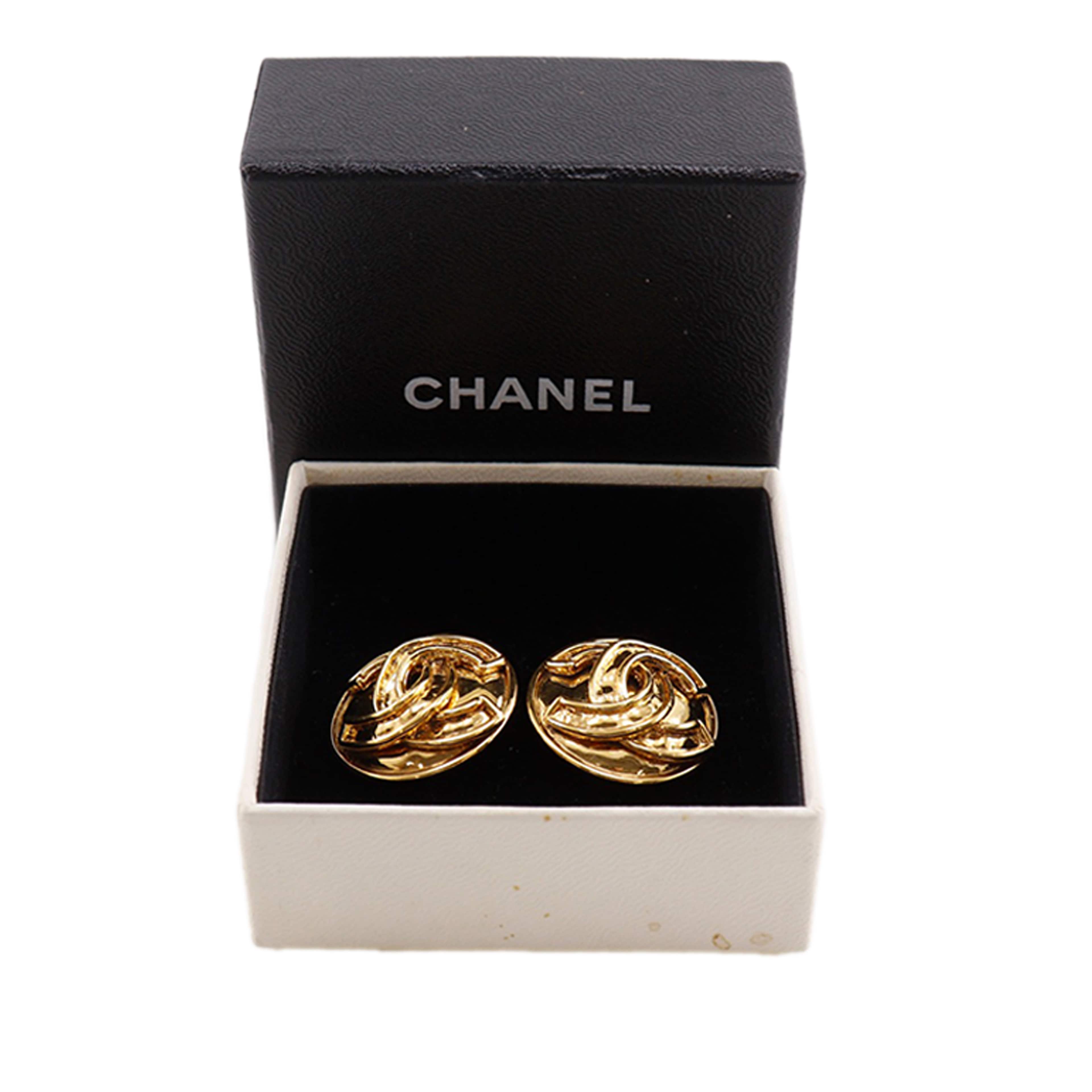 Chanel Cc Gold Plated Round Clip On Earrings, från Luxclusif, i färgen guld. Klicka för att öppna bilden i stort format