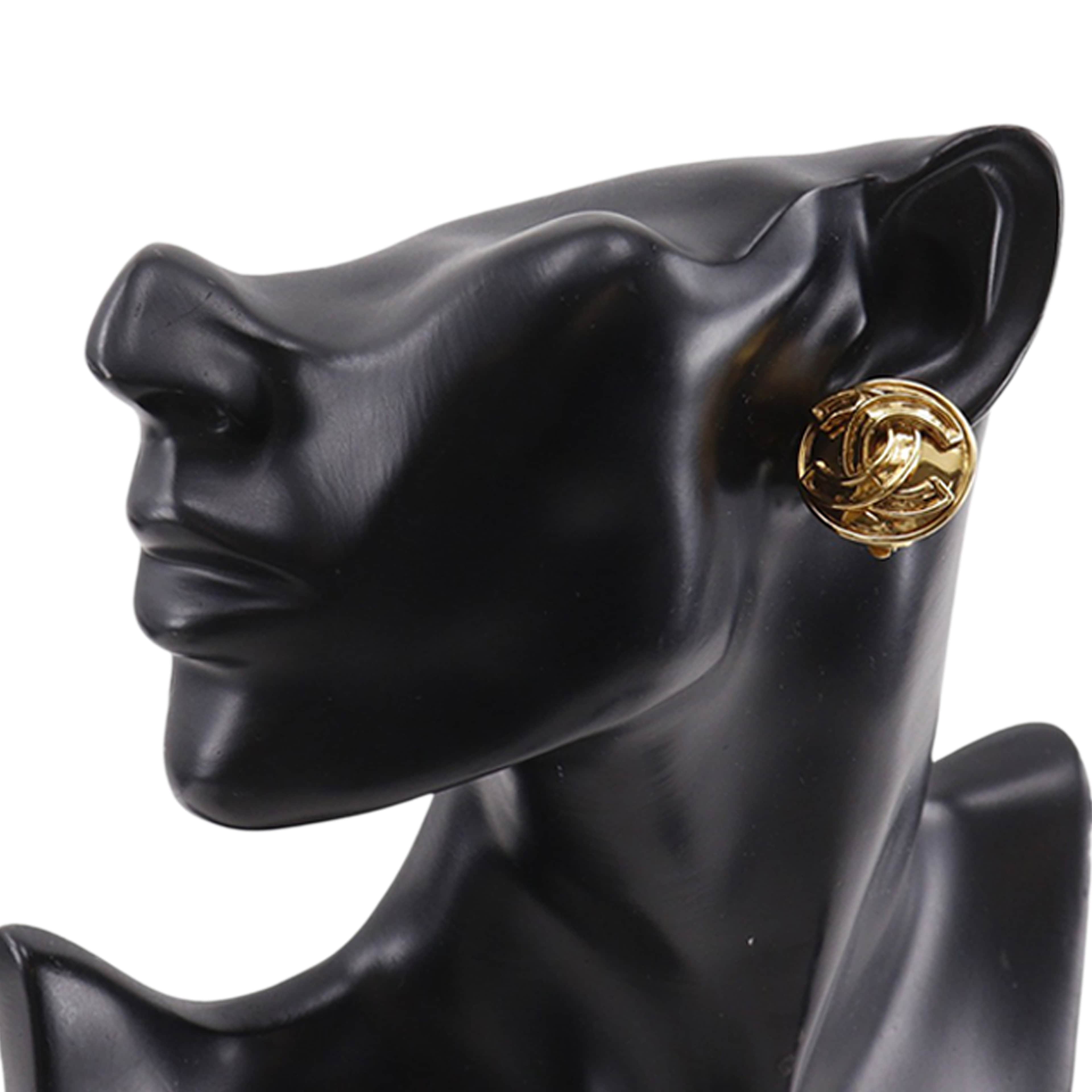 Chanel Cc Gold Plated Round Clip On Earrings, från Luxclusif, i färgen guld. Klicka för att öppna bilden i stort format