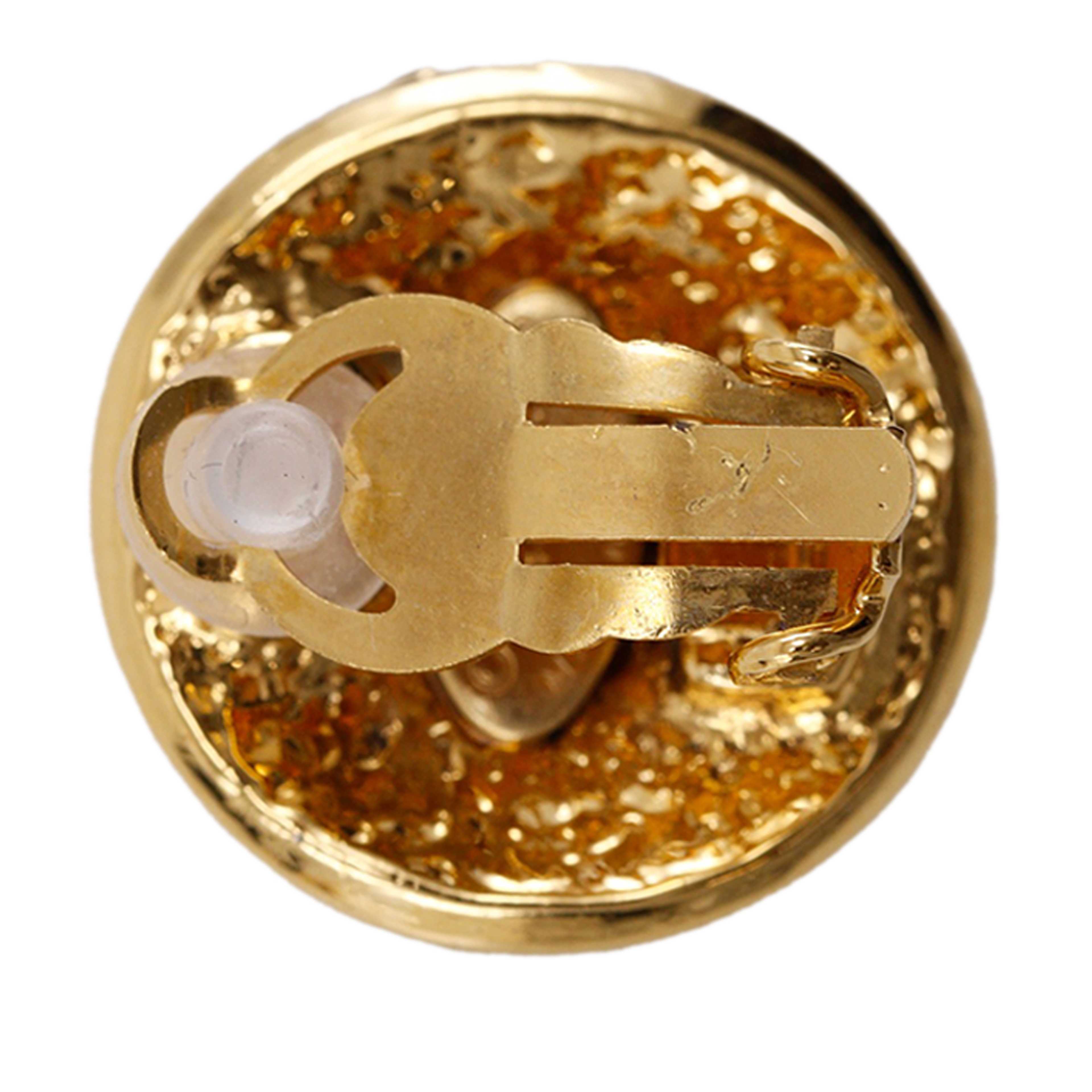 Chanel Cc Gold Plated Round Clip On Earrings, från Luxclusif, i färgen gold. Klicka för att öppna bilden i stort format