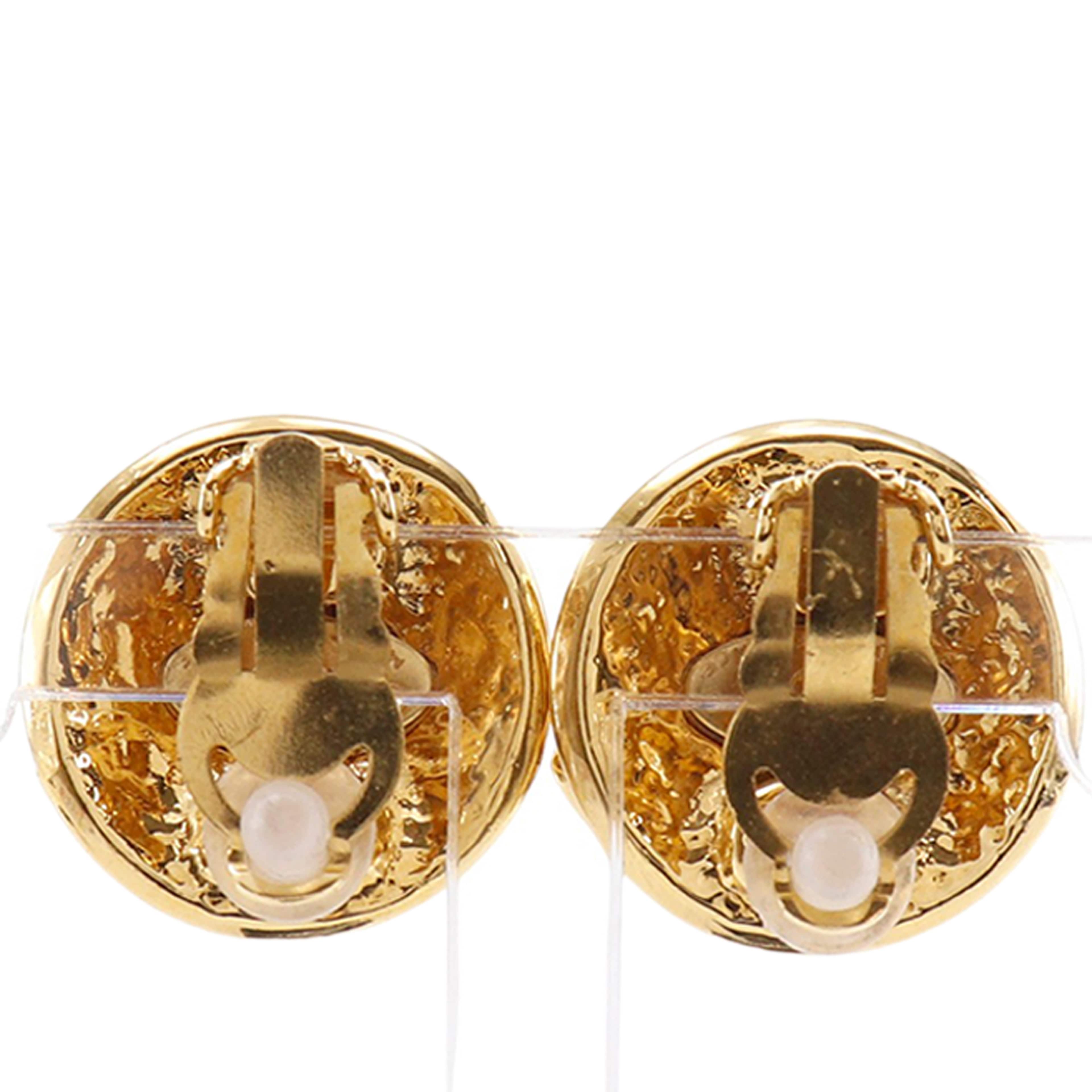 Chanel Cc Gold Plated Round Clip On Earrings, från Luxclusif, i färgen gold. Klicka för att öppna bilden i stort format