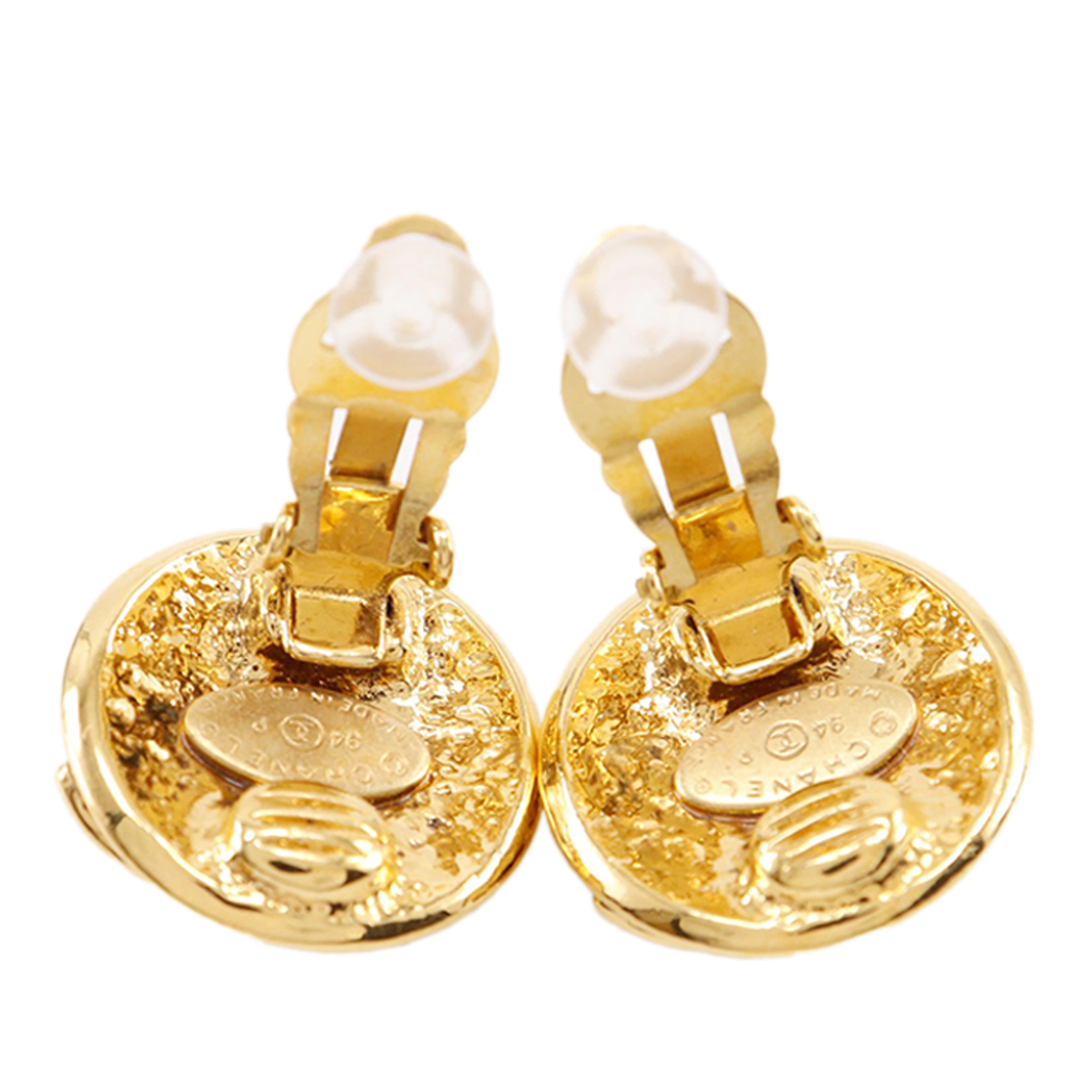 Chanel Cc Gold Plated Round Clip On Earrings, från Luxclusif, i färgen gold. Klicka för att öppna bilden i stort format