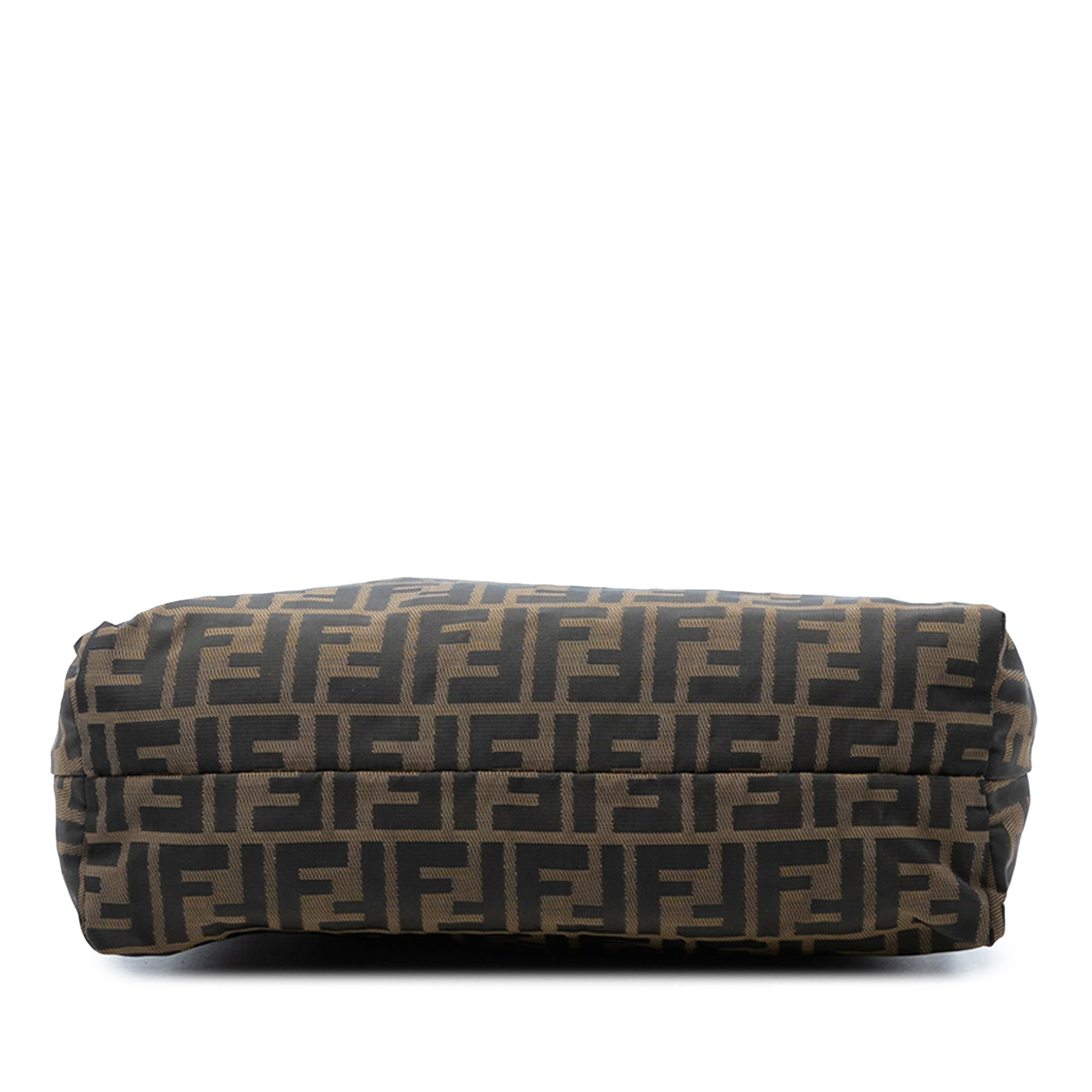 Fendi Small Zucca Canvas Tote, från Luxclusif, i färgen brown. Klicka för att öppna bilden i stort format