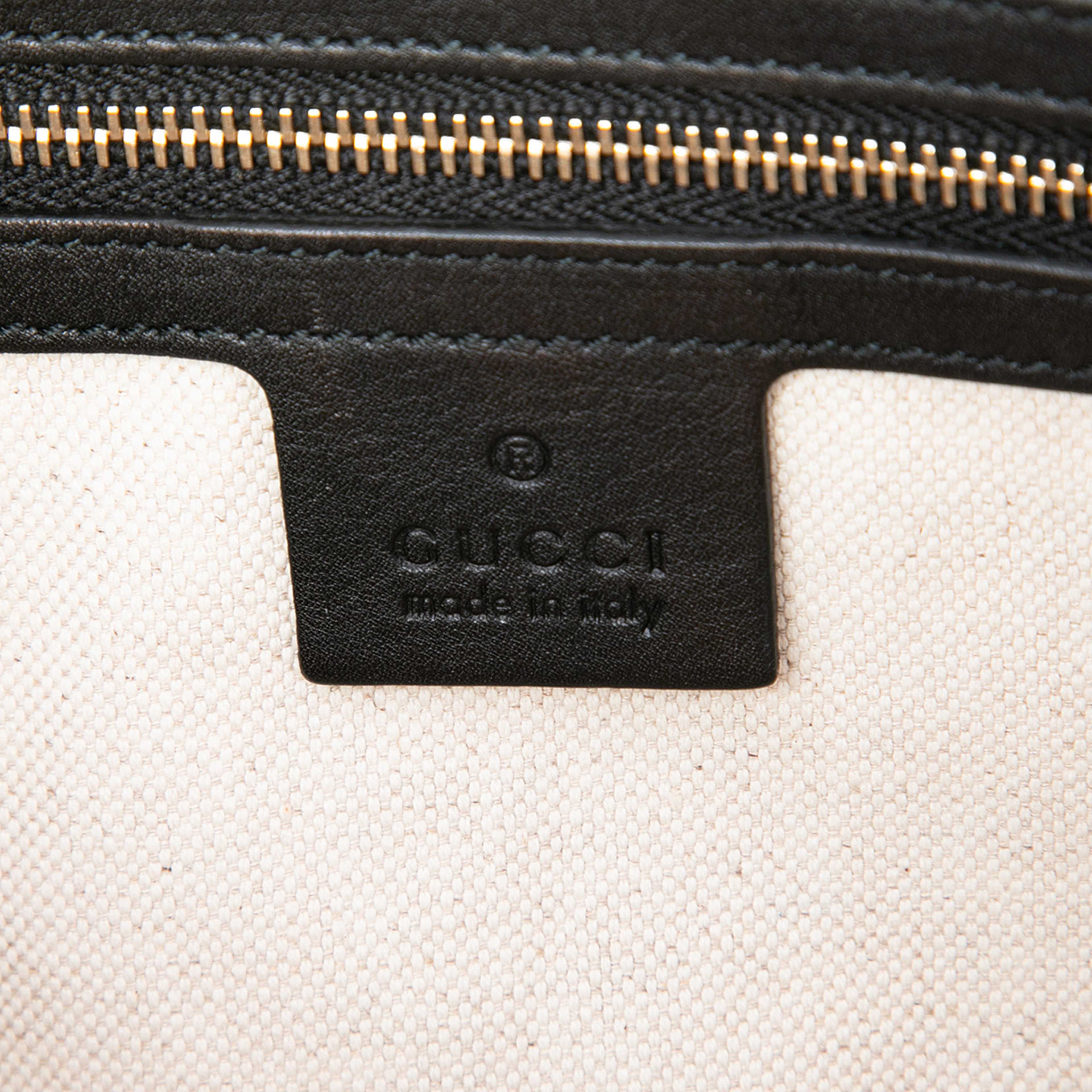 Gucci Large Microguccissima Patent Nice Dome Satchel, från Luxclusif, i färgen svart. Klicka för att öppna bilden i stort format