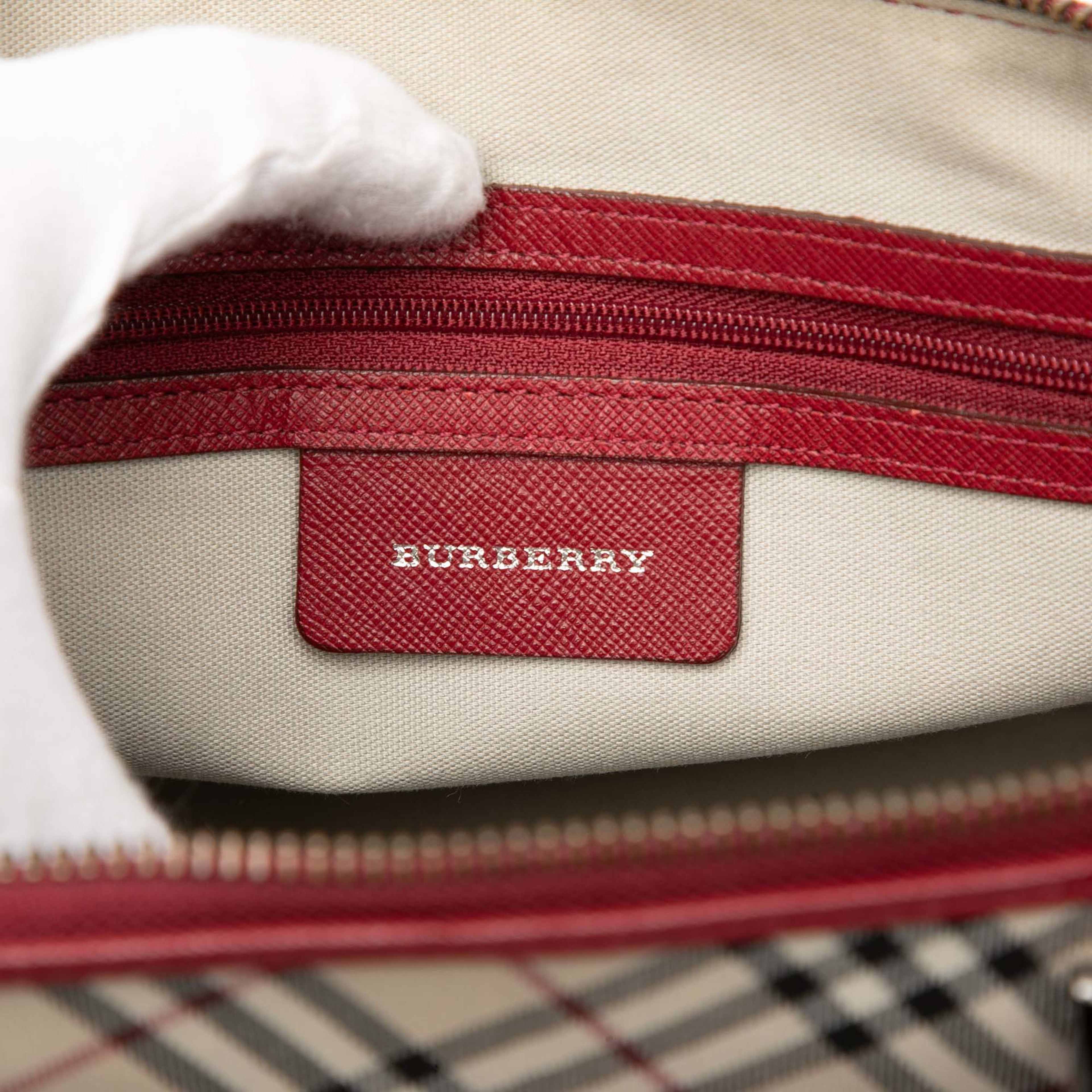 Burberry Nova Check Canvas Handbag, från Luxclusif, i färgen beige. Klicka för att öppna bilden i stort format