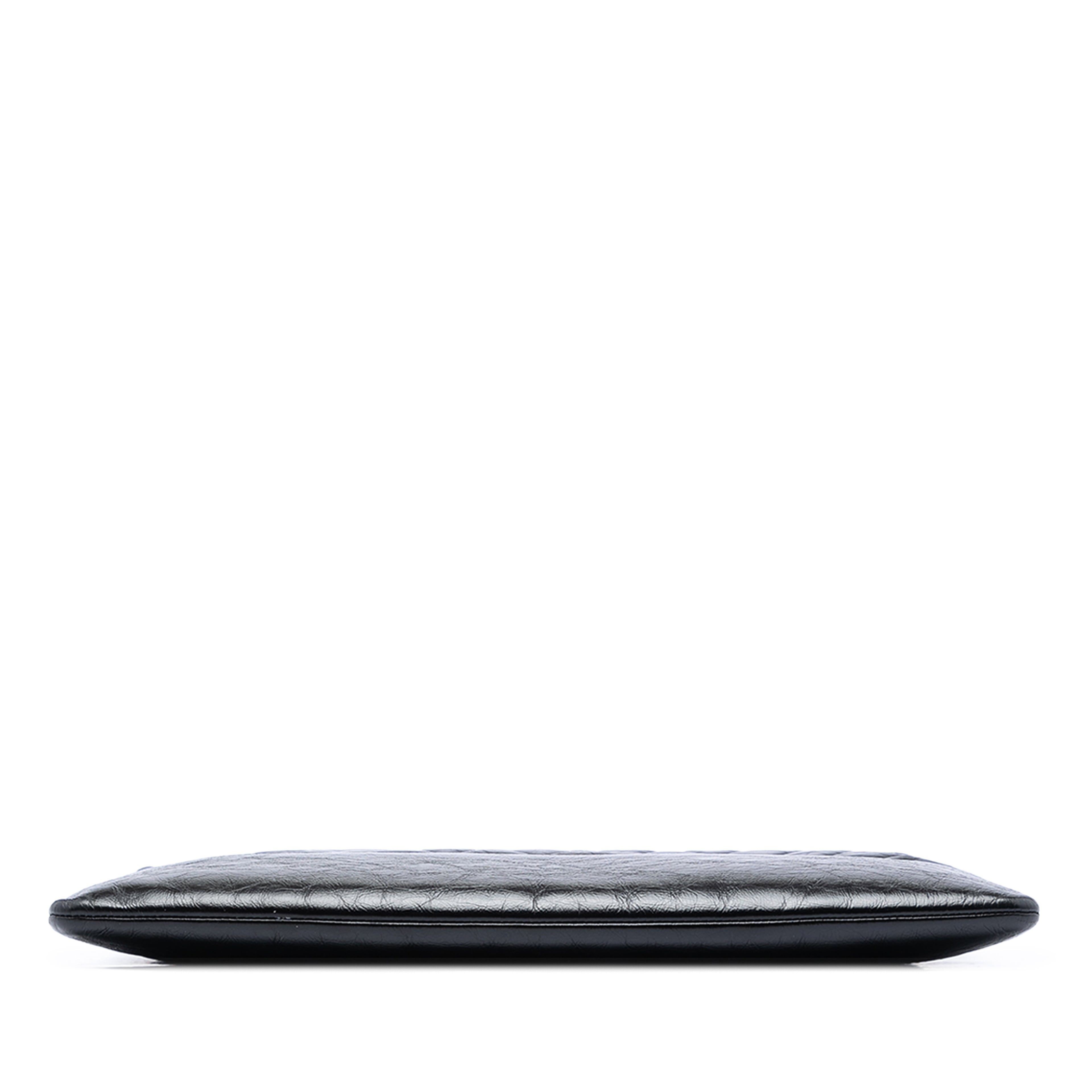 Chanel Large Aged Calfskin Gabrielle O Case Clutch, från Luxclusif, i färgen black. Klicka för att öppna bilden i stort format