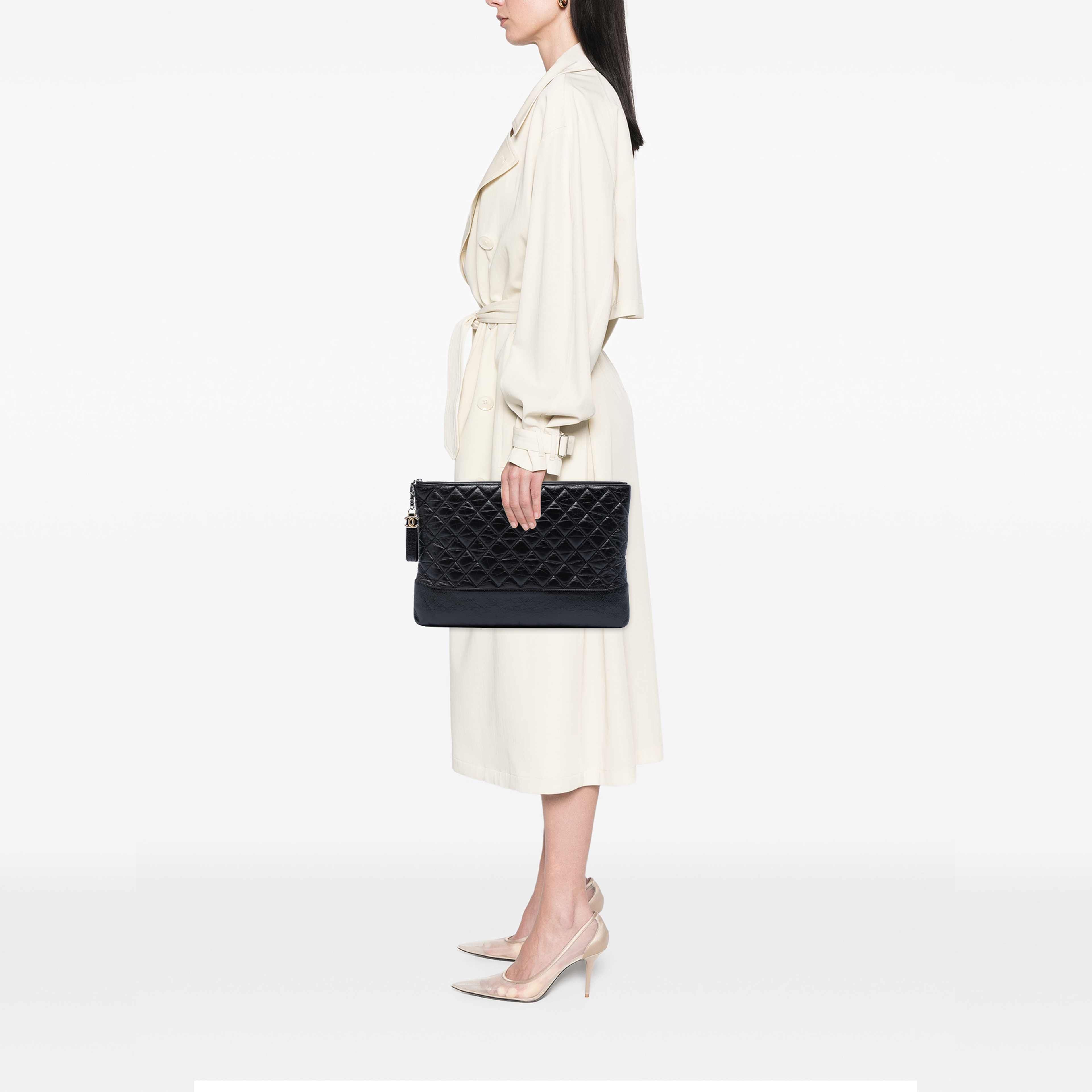 Chanel Large Aged Calfskin Gabrielle O Case Clutch, från Luxclusif, i färgen black. Klicka för att öppna bilden i stort format