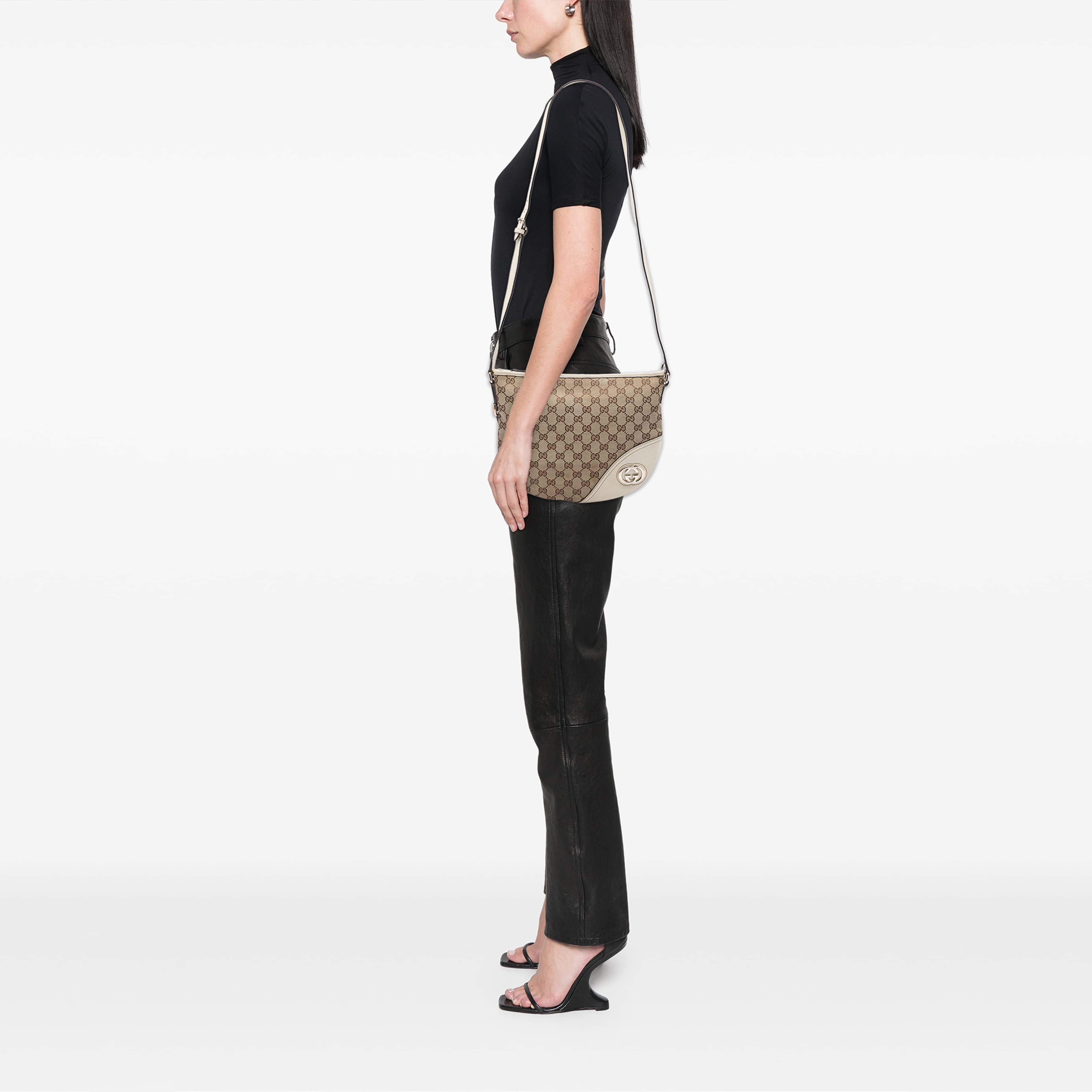 Gucci Medium Gg Canvas New Britt Half Moon Crossbody, från Luxclusif, i färgen beige. Klicka för att öppna bilden i stort format