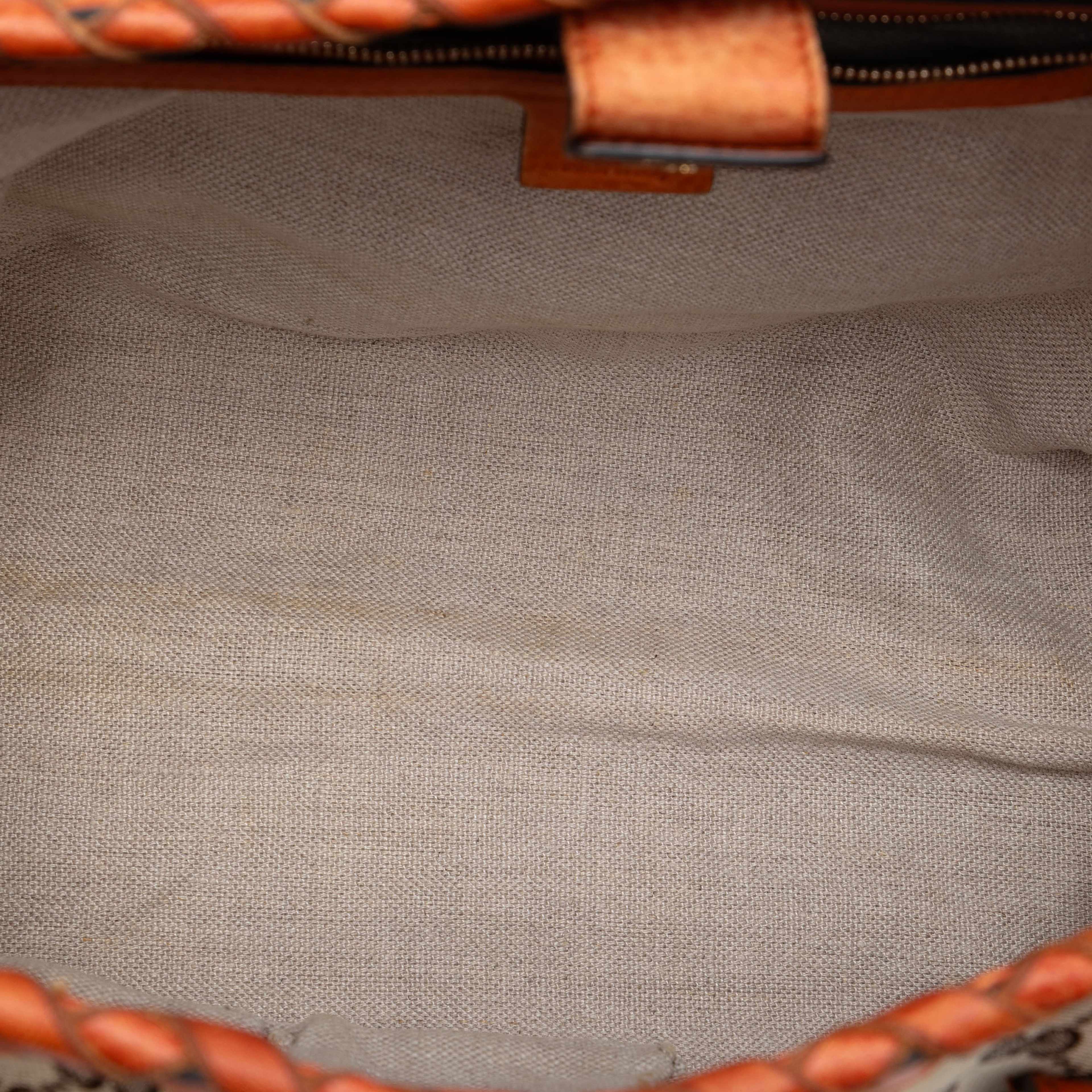Gucci Medium Gg Canvas Bamboo Tassel Tote, från Luxclusif, i färgen beige. Klicka för att öppna bilden i stort format