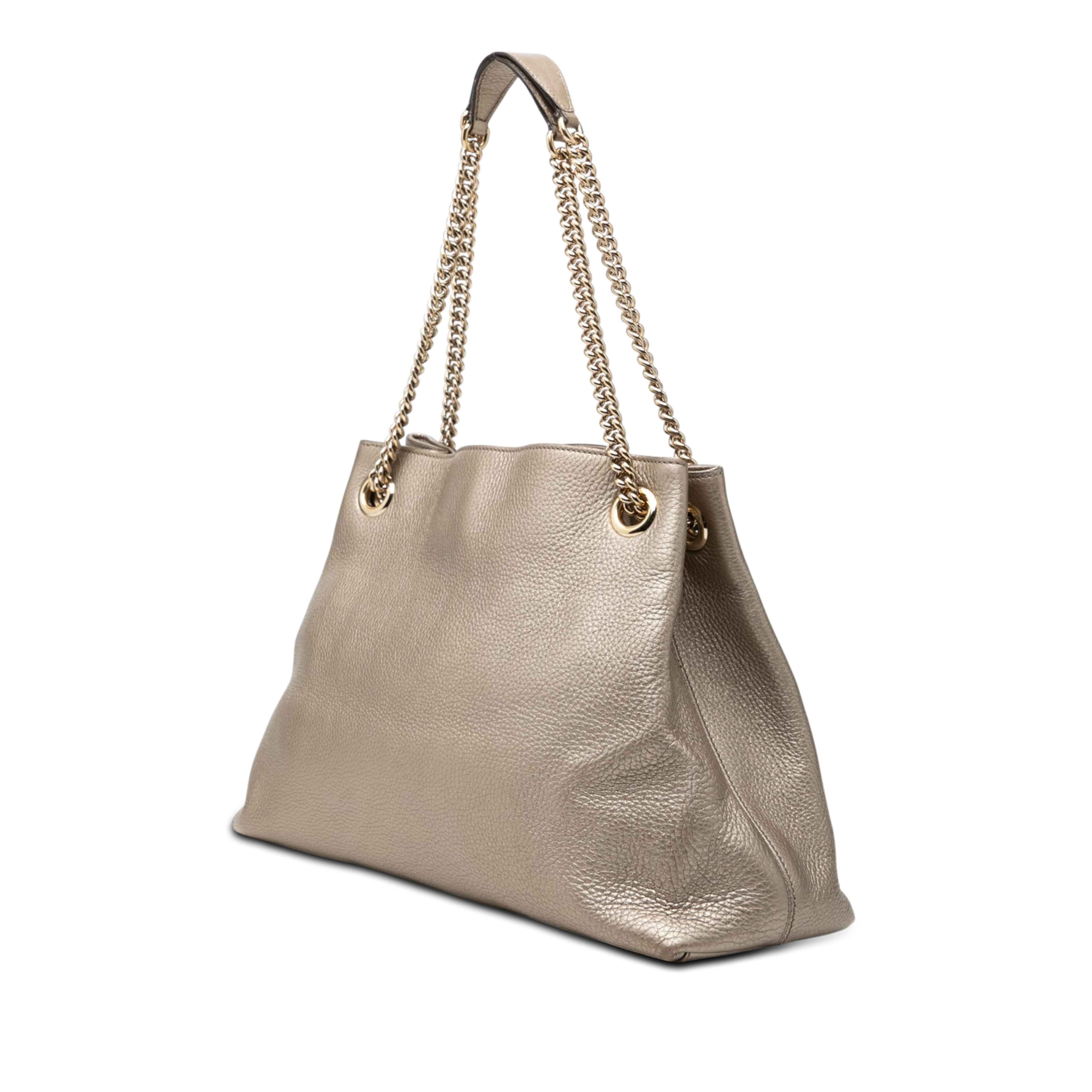 Gucci Medium Metallic Calfskin Soho Chain Tote, från Luxclusif, i färgen light gold. Klicka för att öppna bilden i stort format