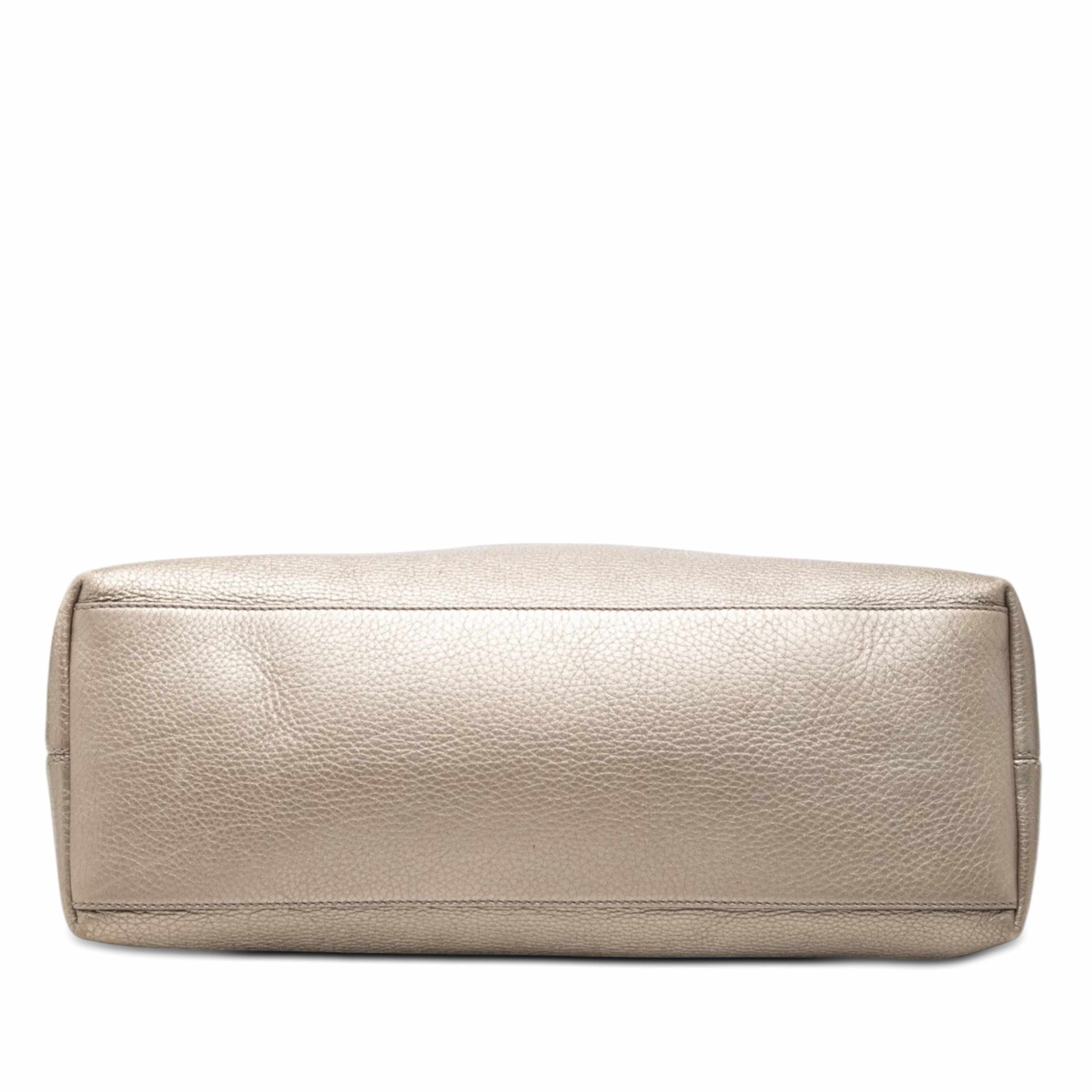 Gucci Medium Metallic Calfskin Soho Chain Tote, från Luxclusif, i färgen guld. Klicka för att öppna bilden i stort format