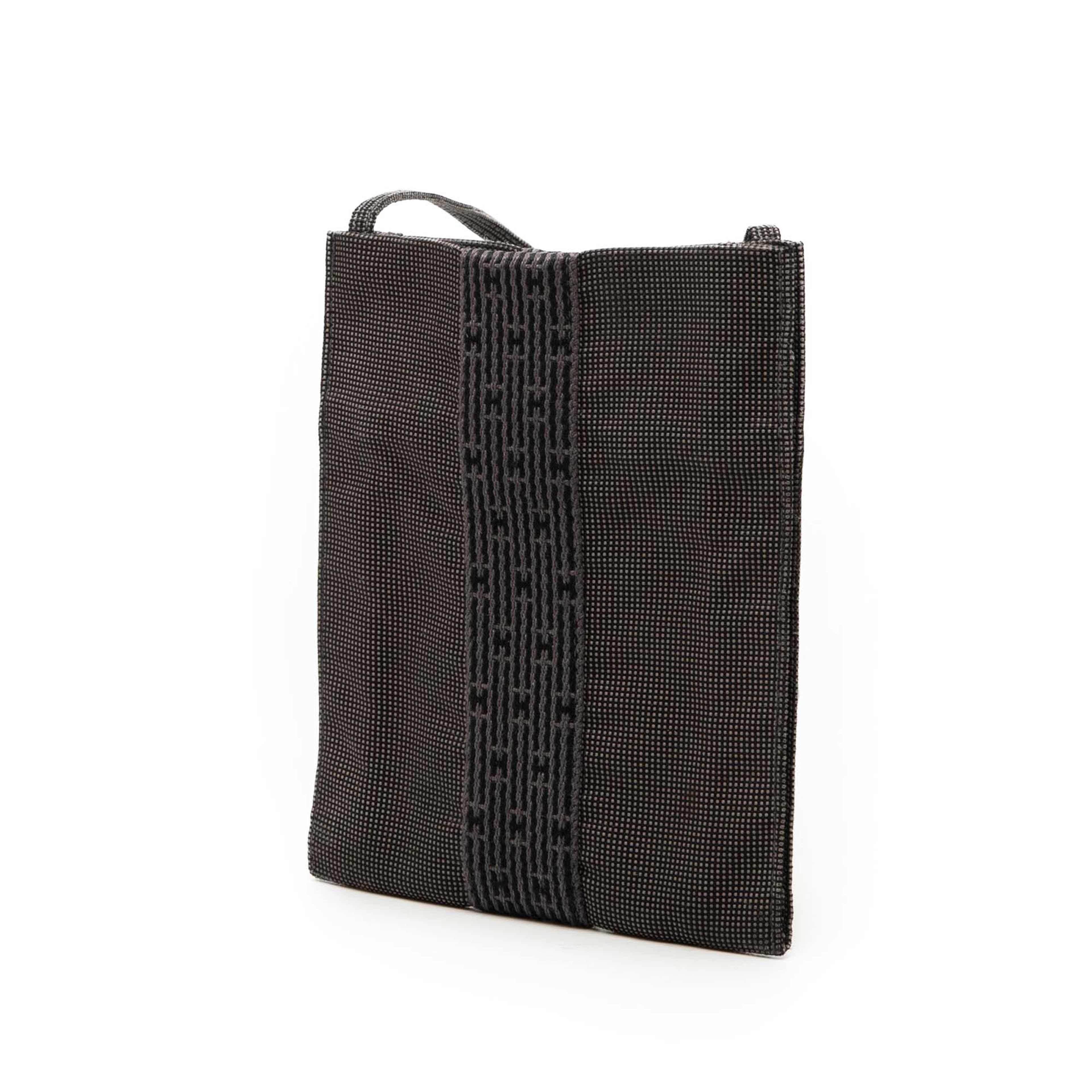 Hermès Canvas Herline Pochette, från Luxclusif, i färgen grå. Klicka för att öppna bilden i stort format