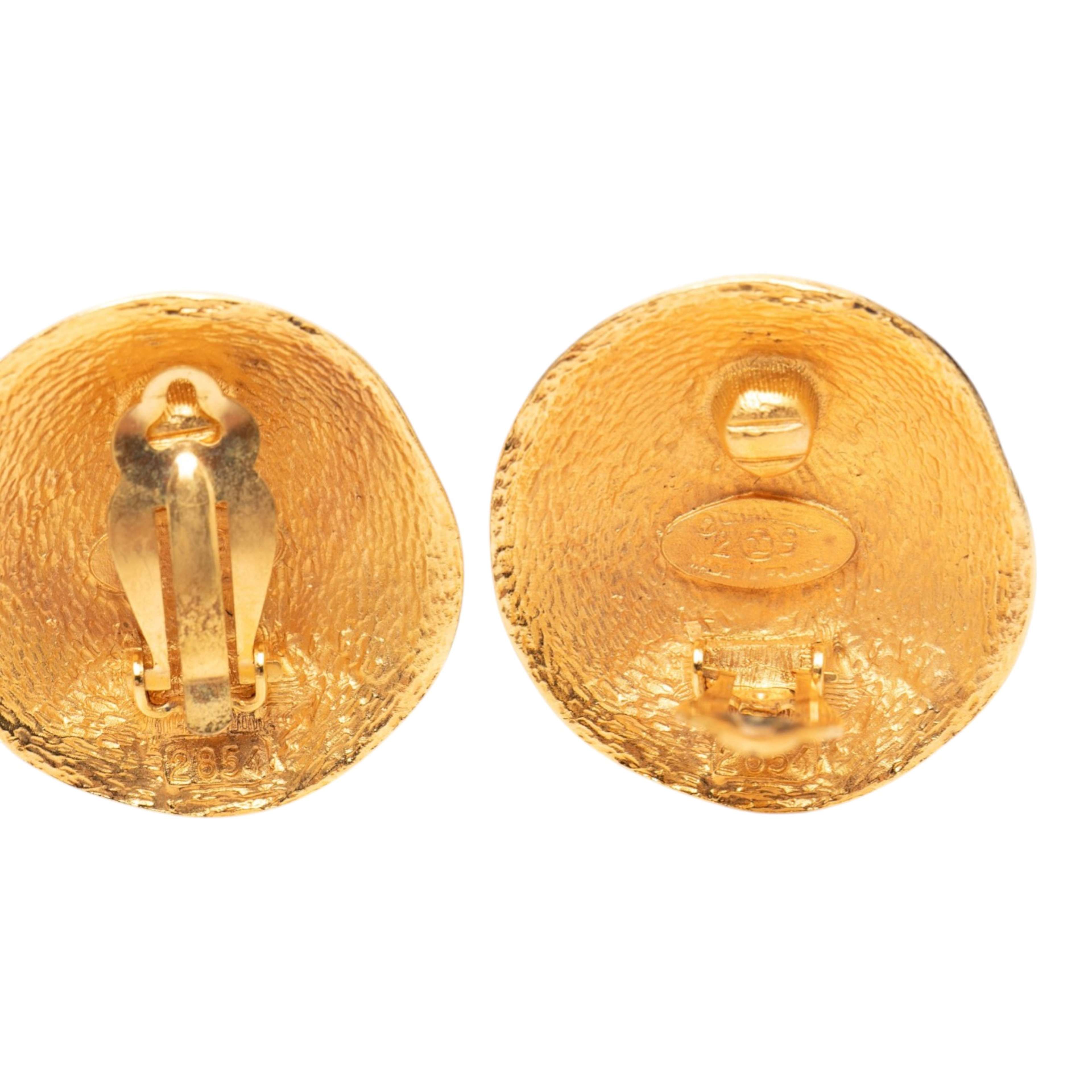 Chanel Cc Gold Plated Round Clip On Earrings, från Luxclusif, i färgen guld. Klicka för att öppna bilden i stort format