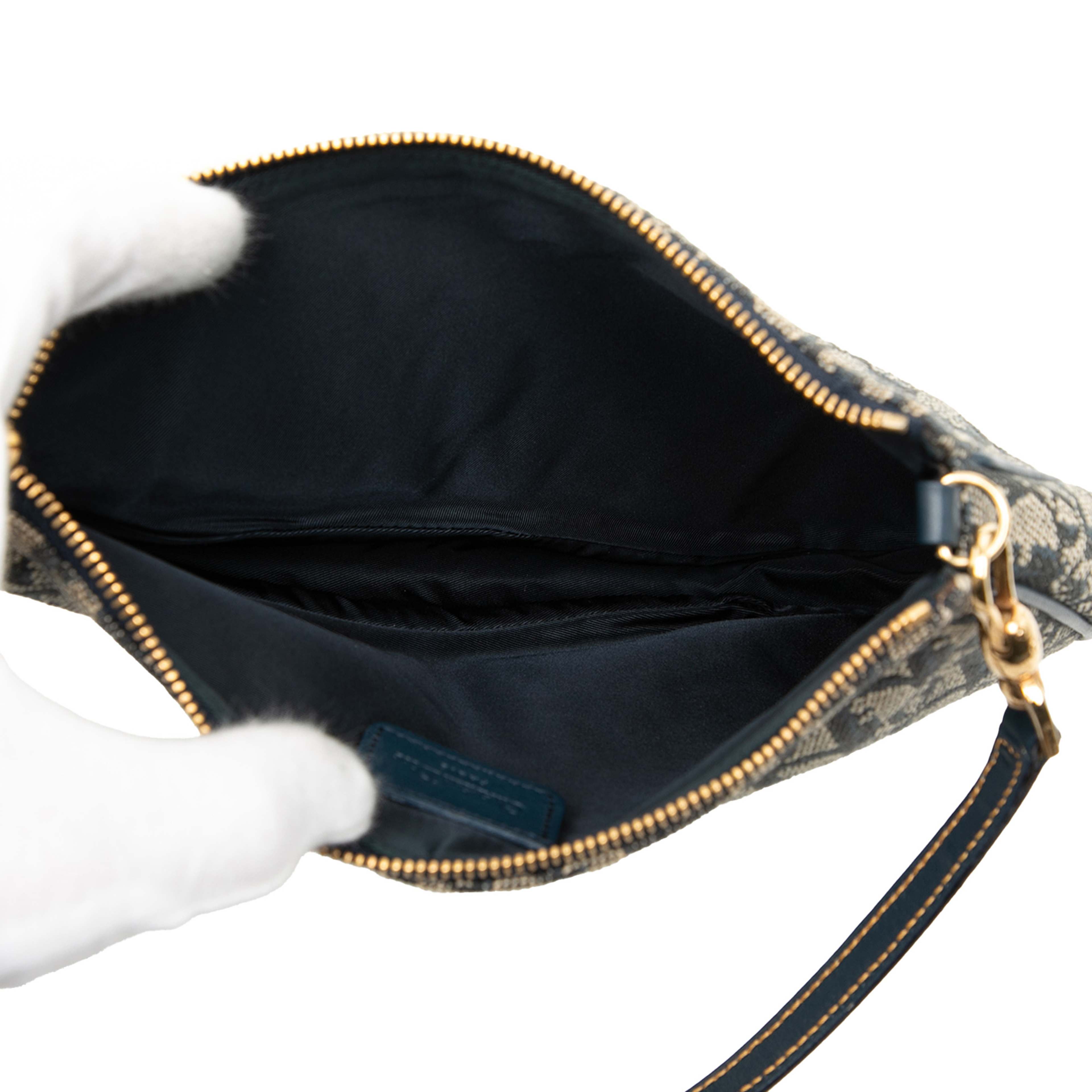 Dior Mini Diorissimo Canvas Saddle Pochette, från Luxclusif, i färgen navy. Klicka för att öppna bilden i stort format