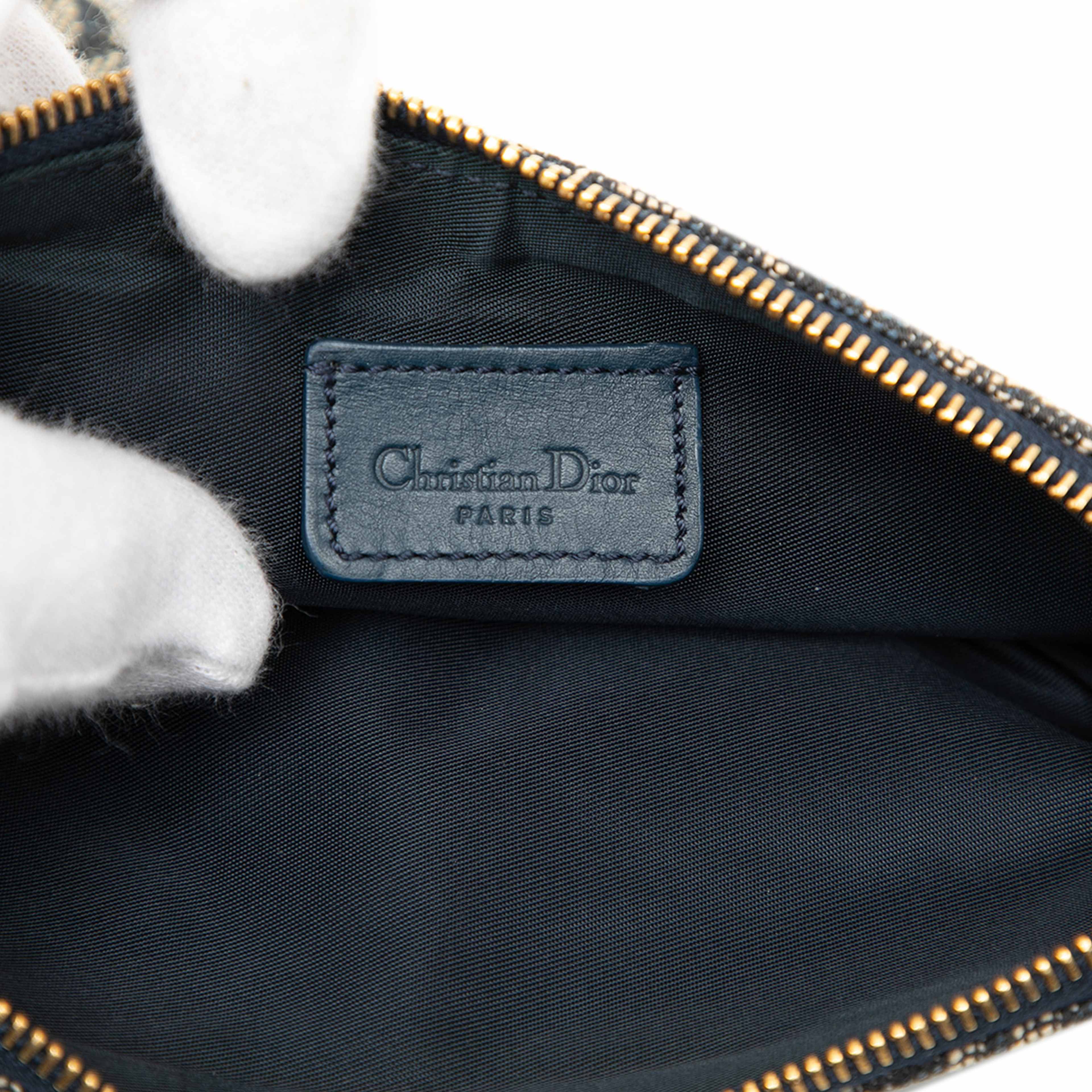 Dior Mini Diorissimo Canvas Saddle Pochette, från Luxclusif, i färgen navy. Klicka för att öppna bilden i stort format