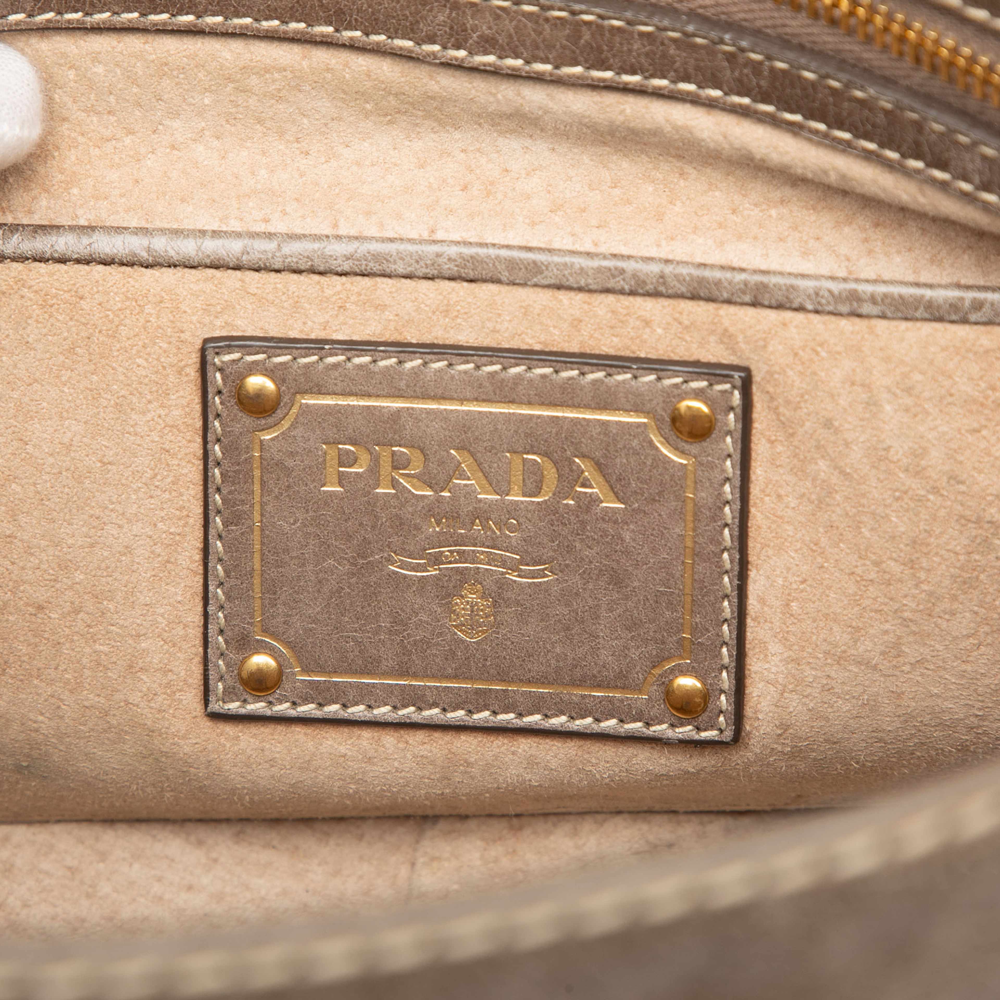 Prada Vitello Shine Push Lock Flap Shoulder Bag, från Luxclusif, i färgen taupe. Klicka för att öppna bilden i stort format