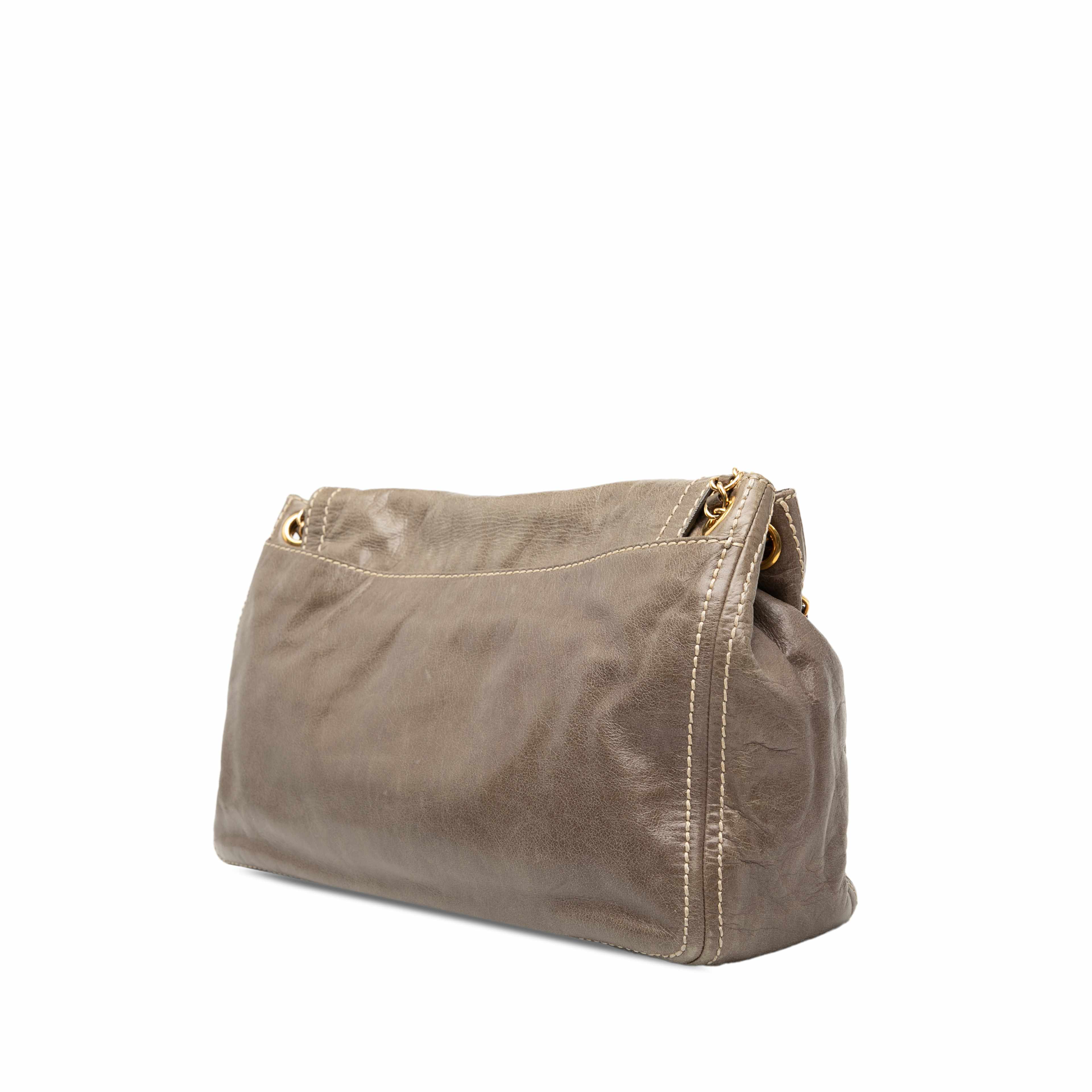 Prada Vitello Shine Push Lock Flap Shoulder Bag, från Luxclusif, i färgen taupe. Klicka för att öppna bilden i stort format
