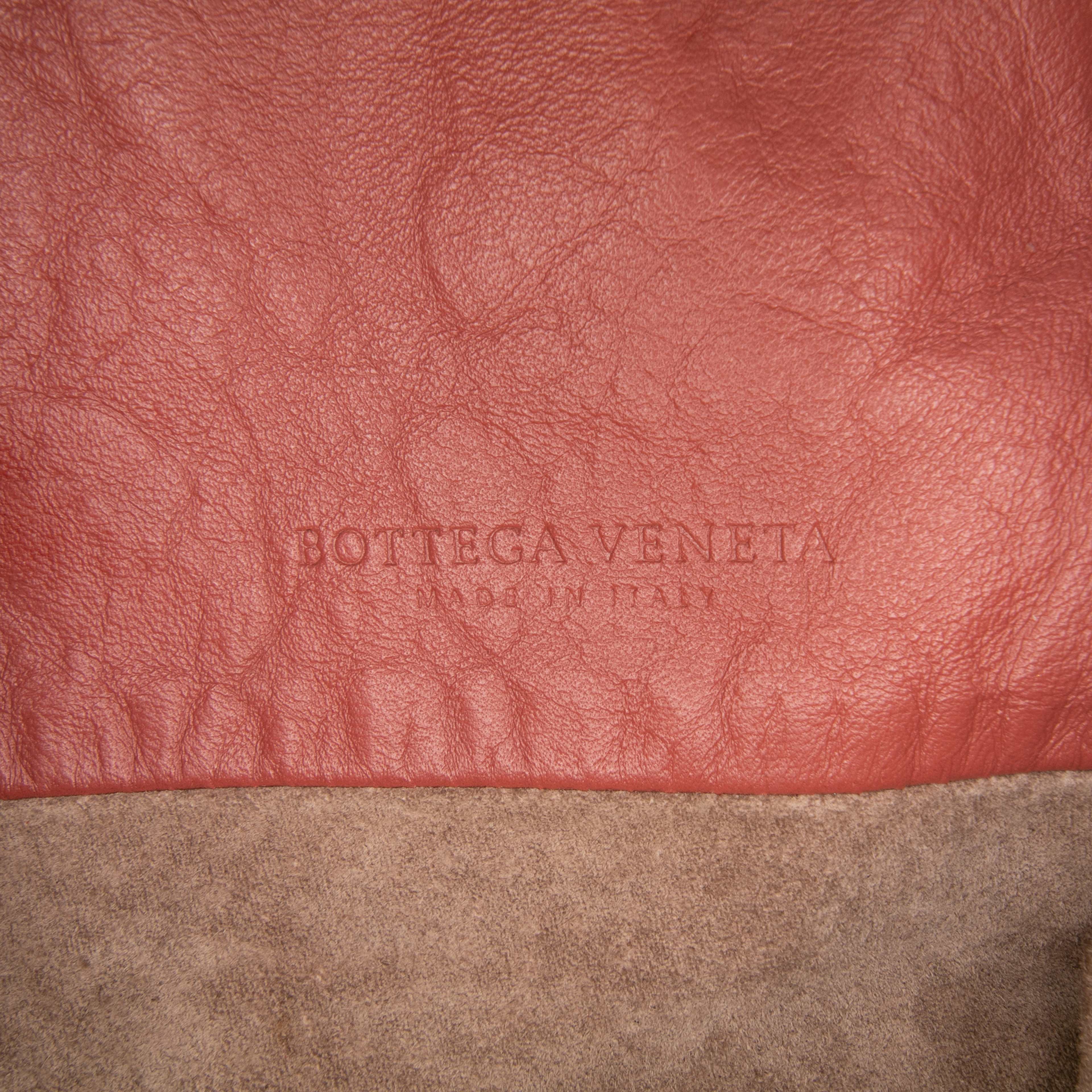 Bottega Veneta Large Intrecciato Trimmed Nappa Cesta Tote, från Luxclusif, i färgen indian red. Klicka för att öppna bilden i stort format