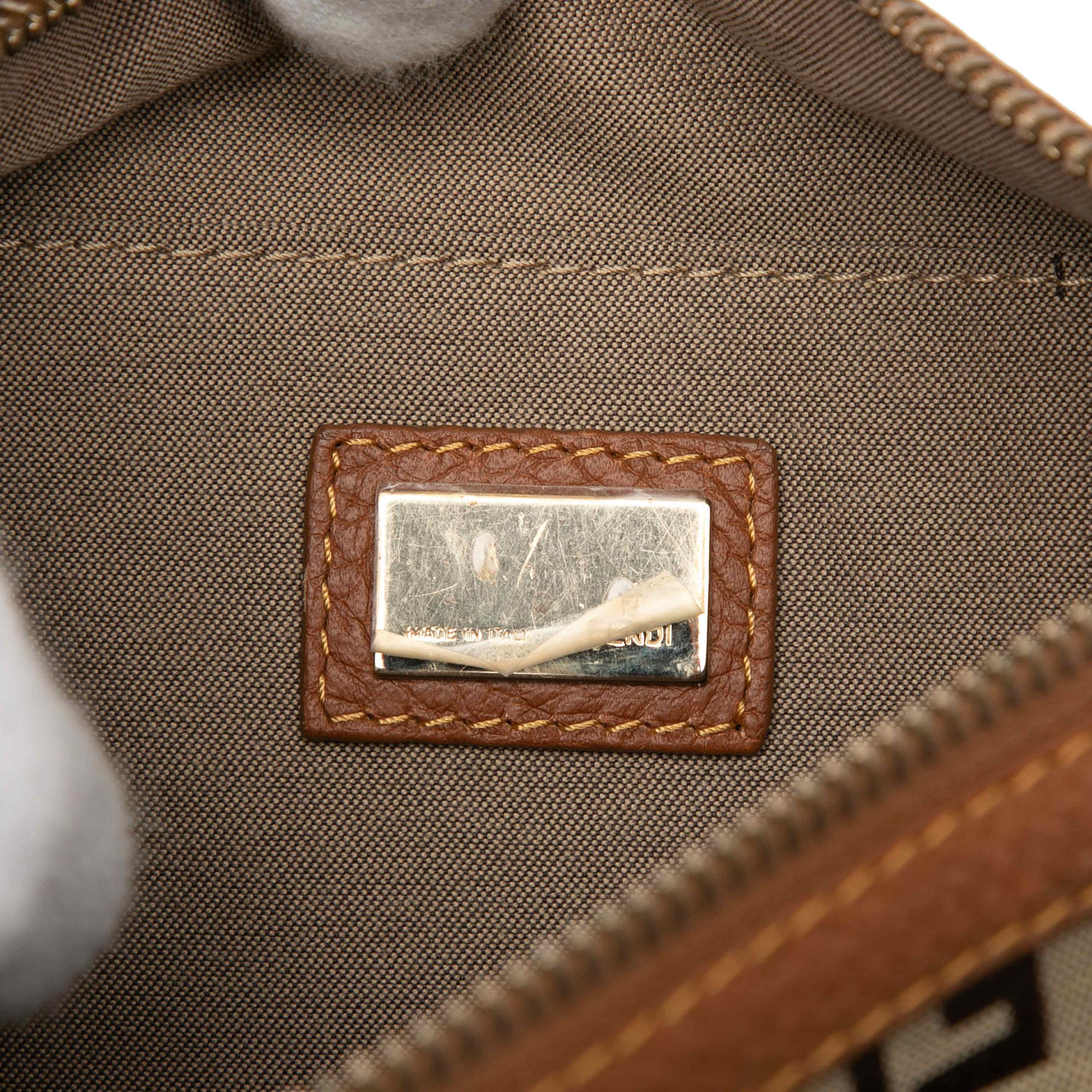 Fendi Zucchino Canvas F Charm Crossbody, från Luxclusif, i färgen beige. Klicka för att öppna bilden i stort format