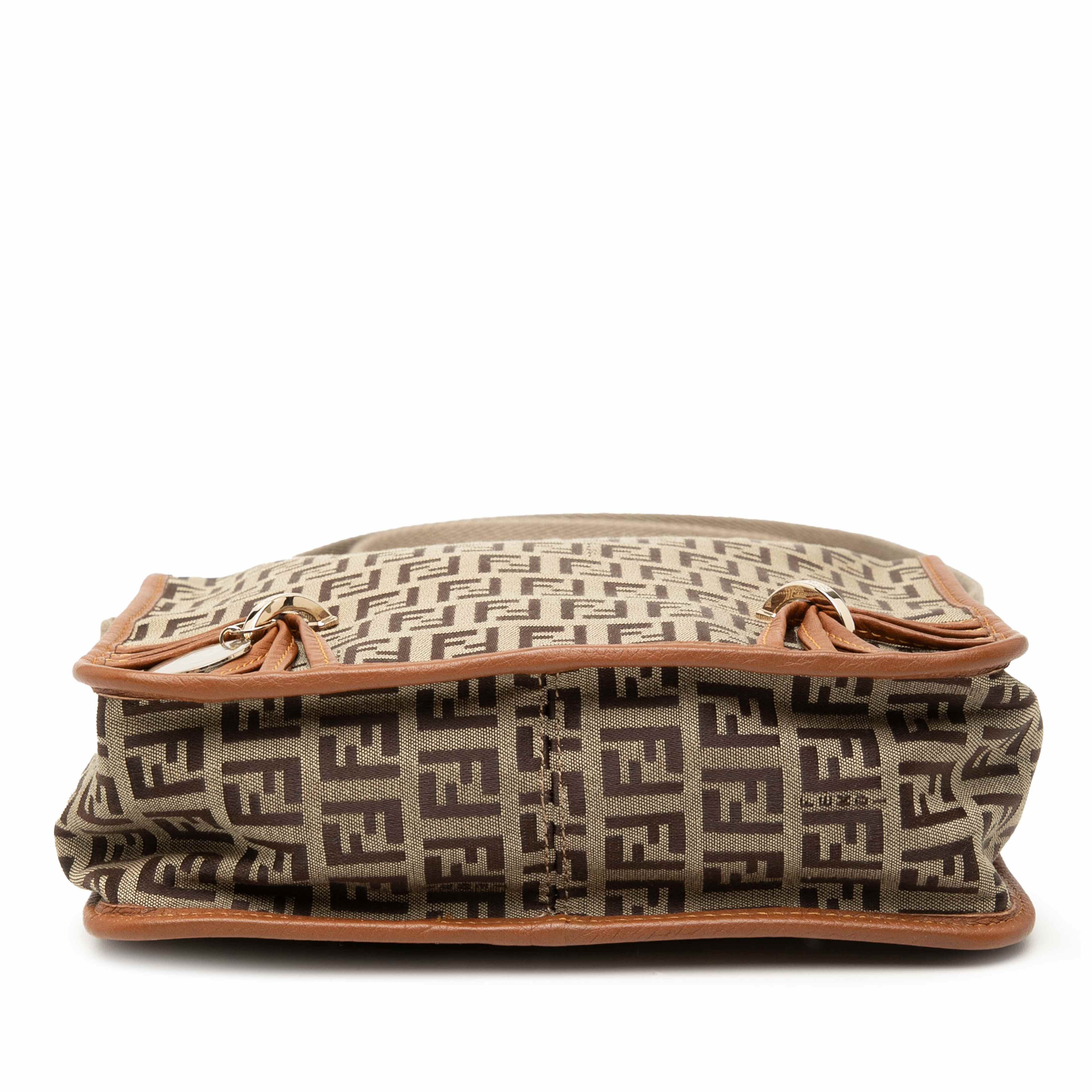 Fendi Zucchino Canvas F Charm Crossbody, från Luxclusif, i färgen beige. Klicka för att öppna bilden i stort format