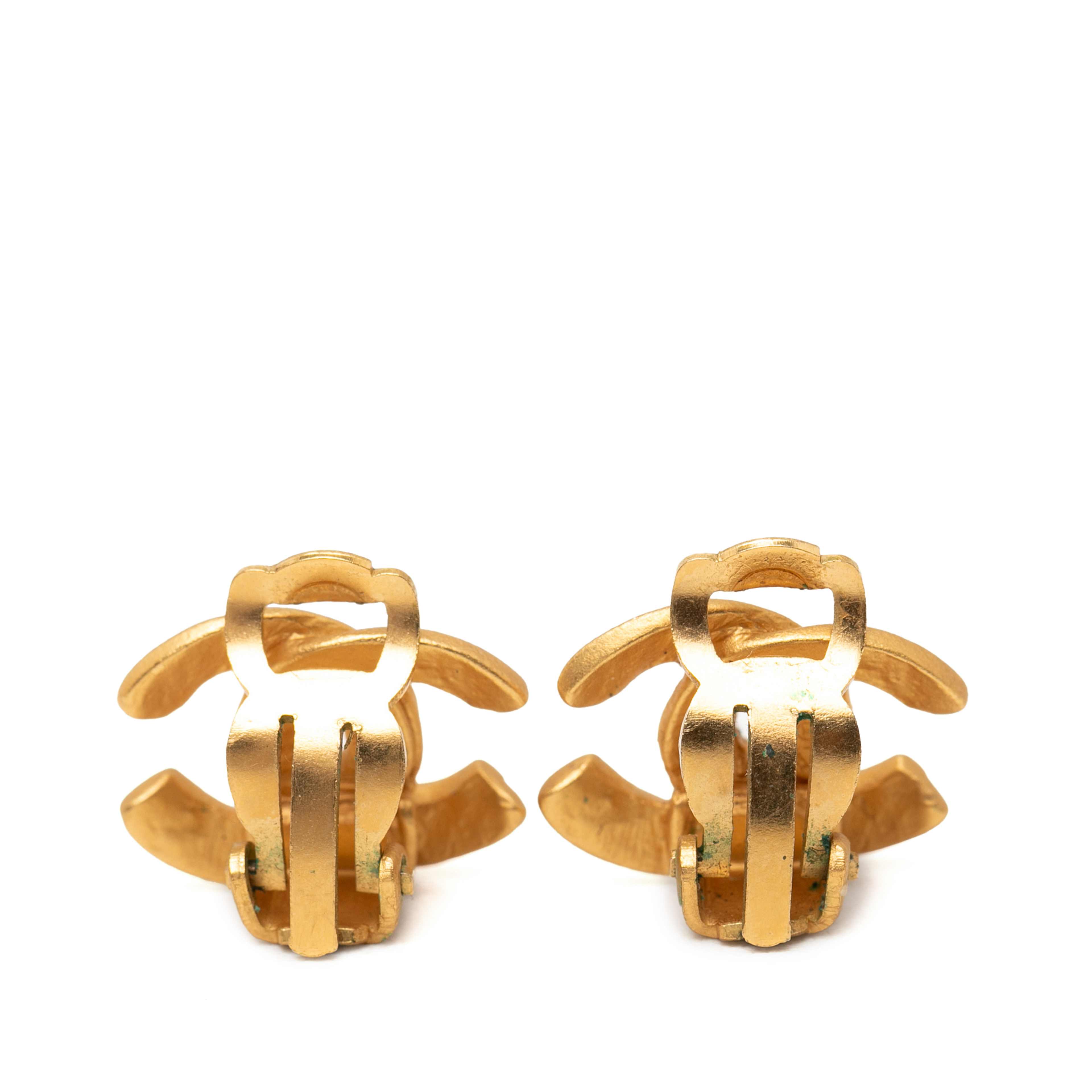 Chanel Gold Plated Cc Clip On Earrings, från Luxclusif, i färgen gold. Klicka för att öppna bilden i stort format