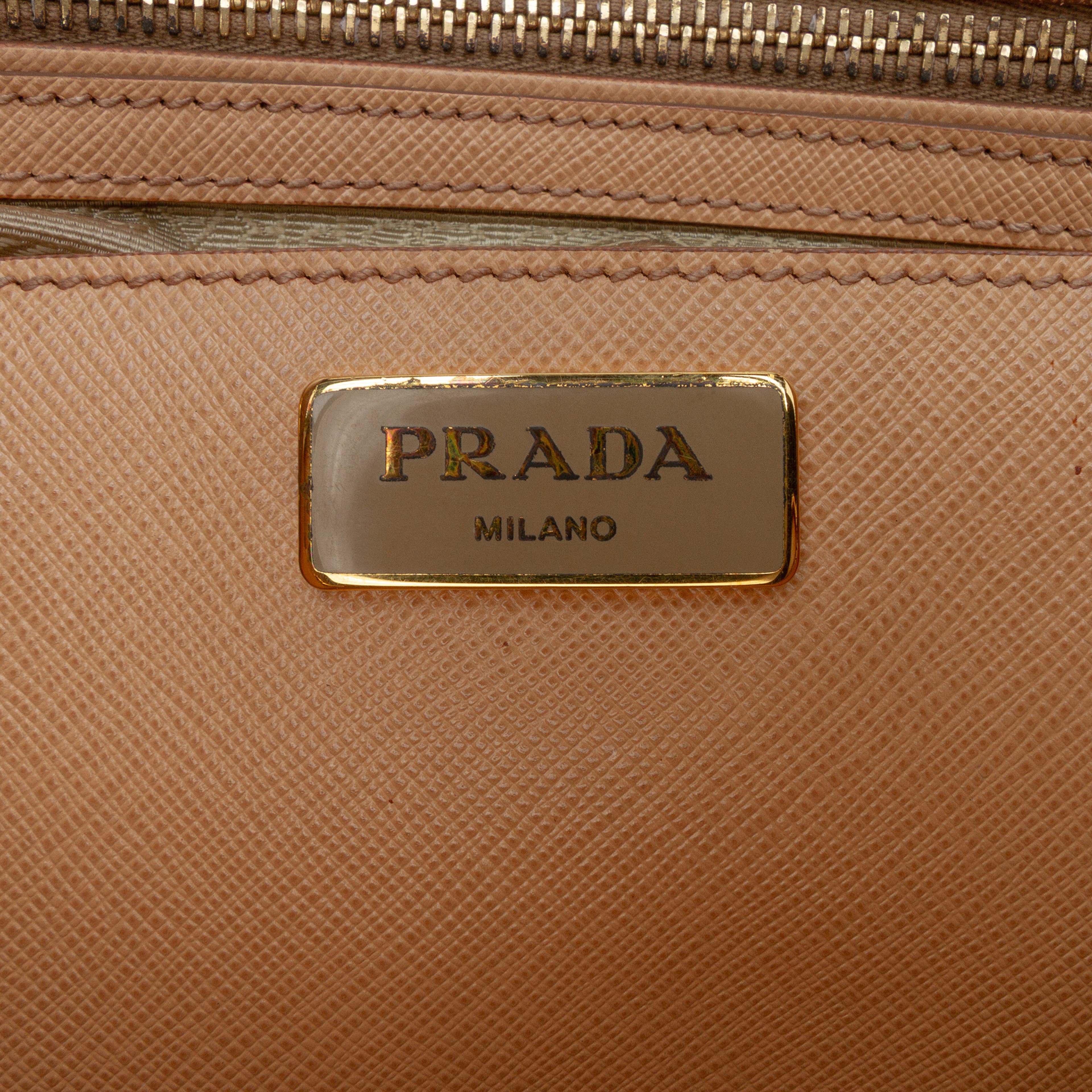 Prada Large Saffiano Lux Promenade Satchel, från Luxclusif, i färgen beige. Klicka för att öppna bilden i stort format