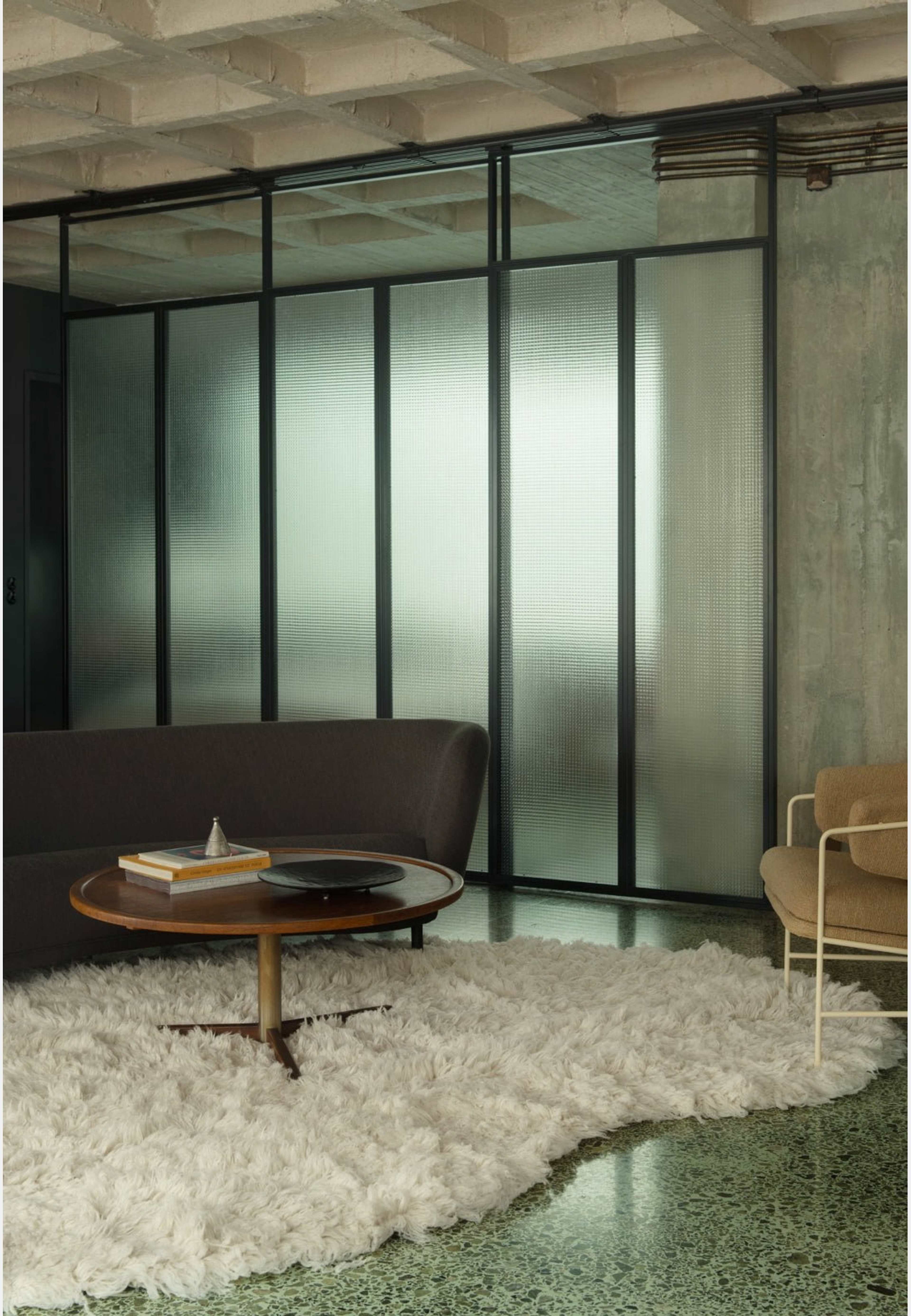 Shaggy Residue Bone White, från Layered, i färgen bone white. Klicka för att öppna bilden i stort format