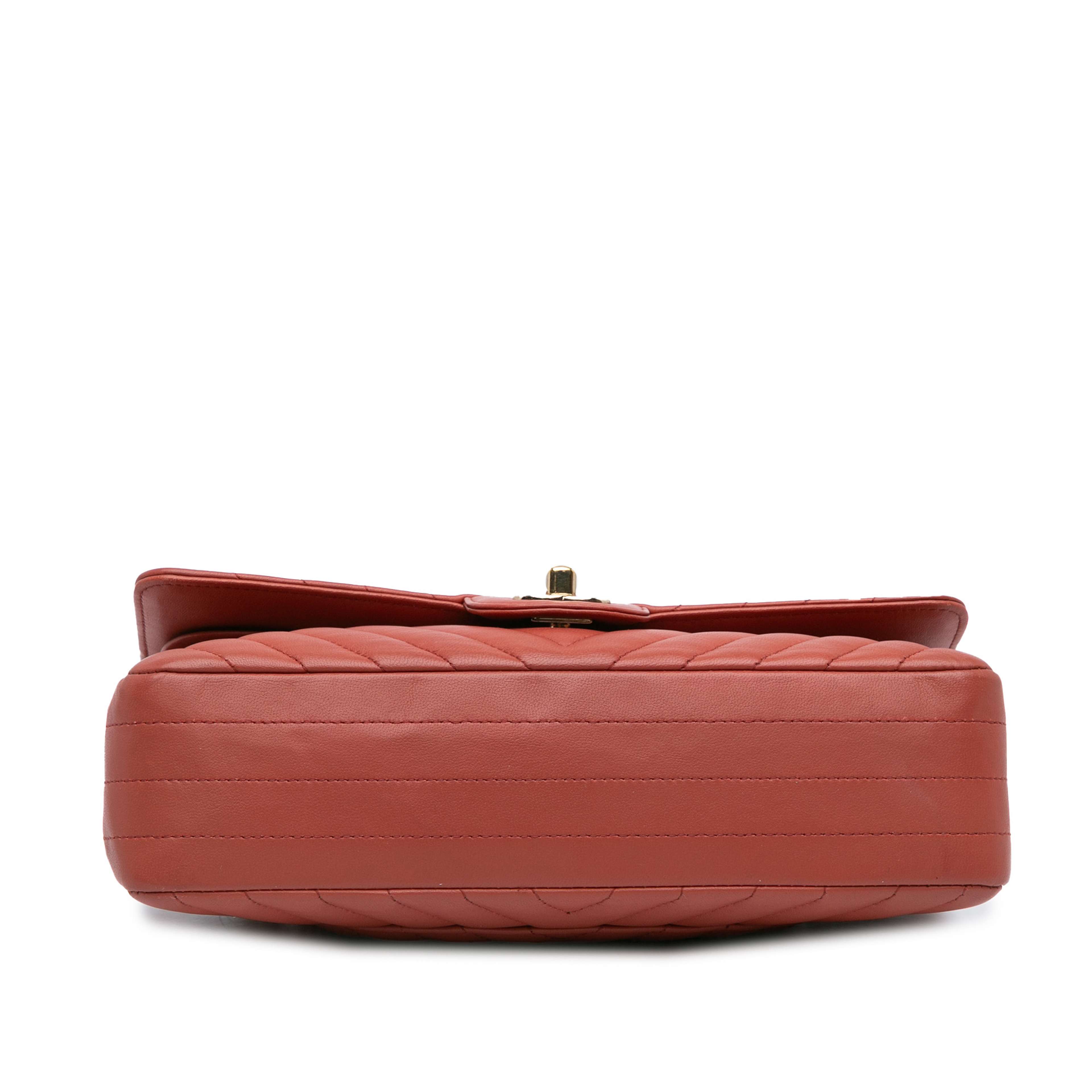 Chanel Medium Classic Chevron Lambskin Double Flap, från Luxclusif, i färgen orange. Klicka för att öppna bilden i stort format