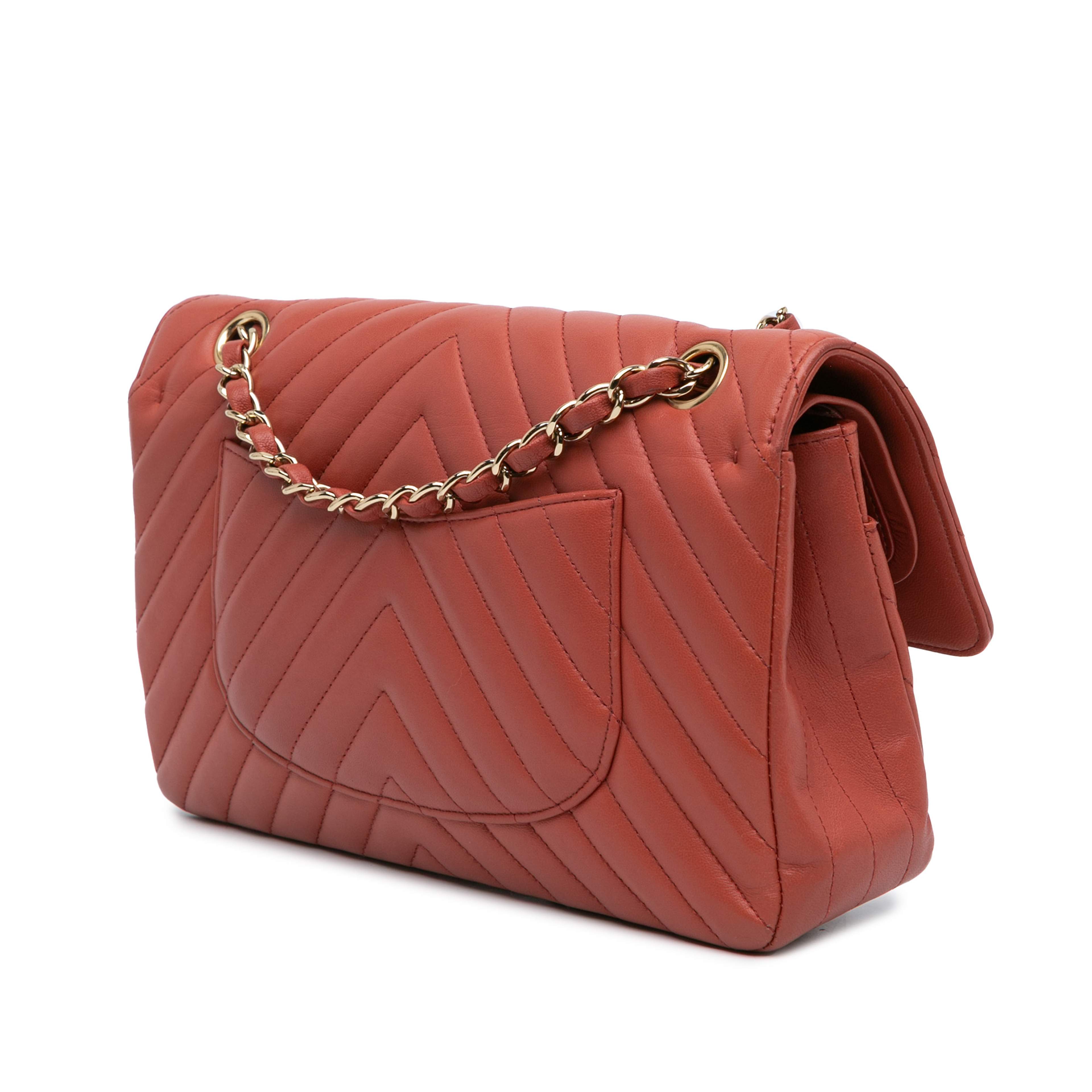 Chanel Medium Classic Chevron Lambskin Double Flap, från Luxclusif, i färgen orange. Klicka för att öppna bilden i stort format
