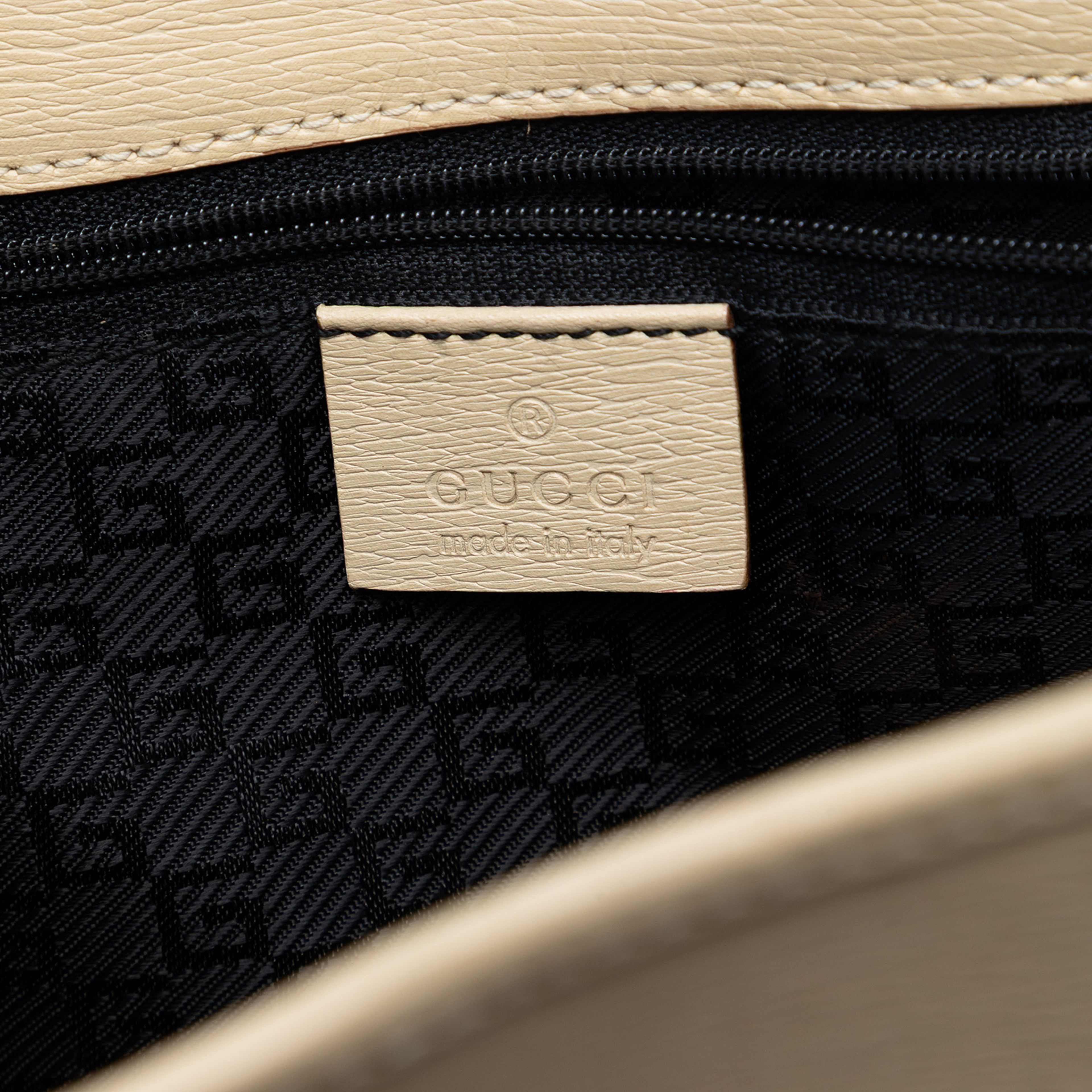 Gucci Calfskin Jackie Bardot Handbag, från Luxclusif, i färgen ivory. Klicka för att öppna bilden i stort format