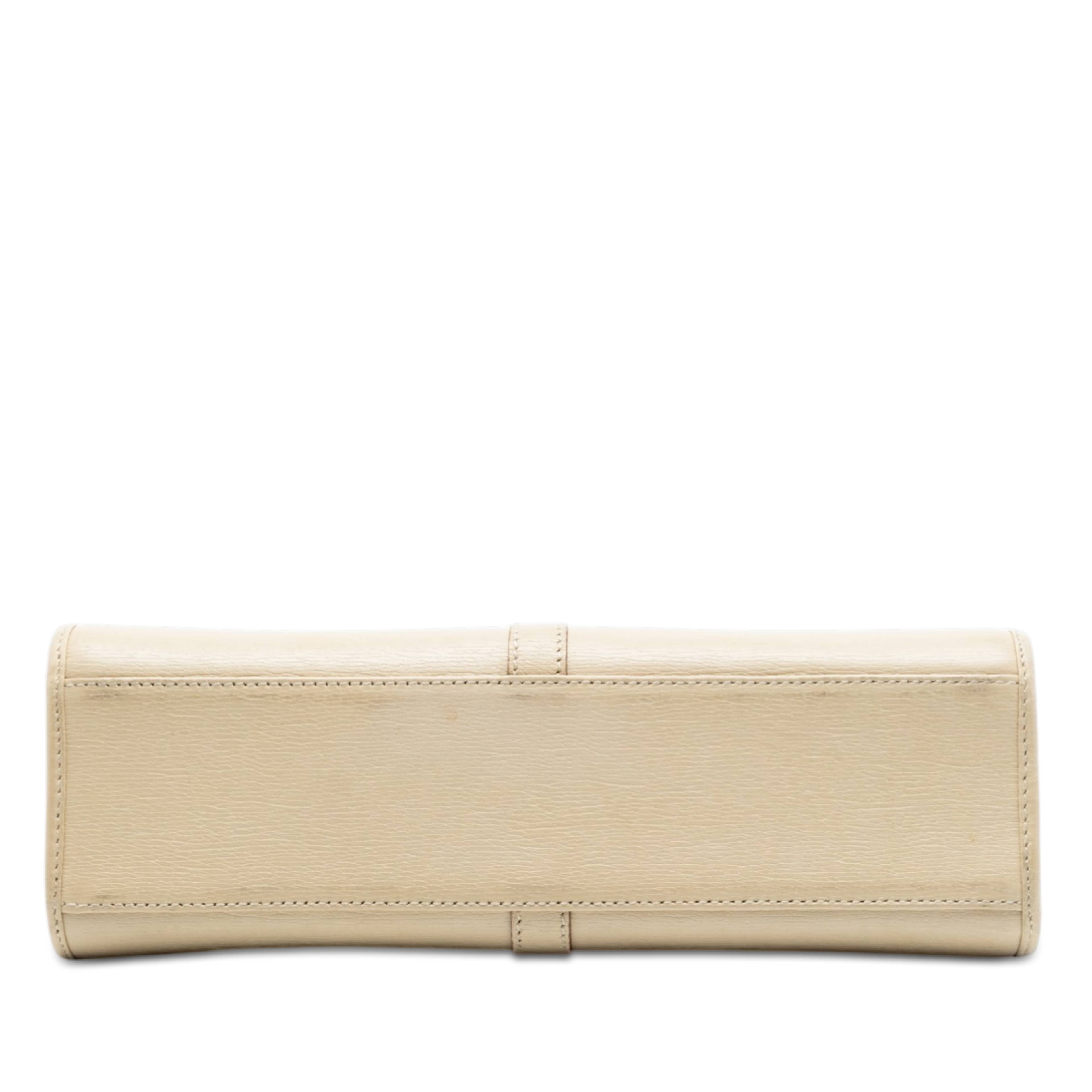 Gucci Calfskin Jackie Bardot Handbag, från Luxclusif, i färgen ivory. Klicka för att öppna bilden i stort format