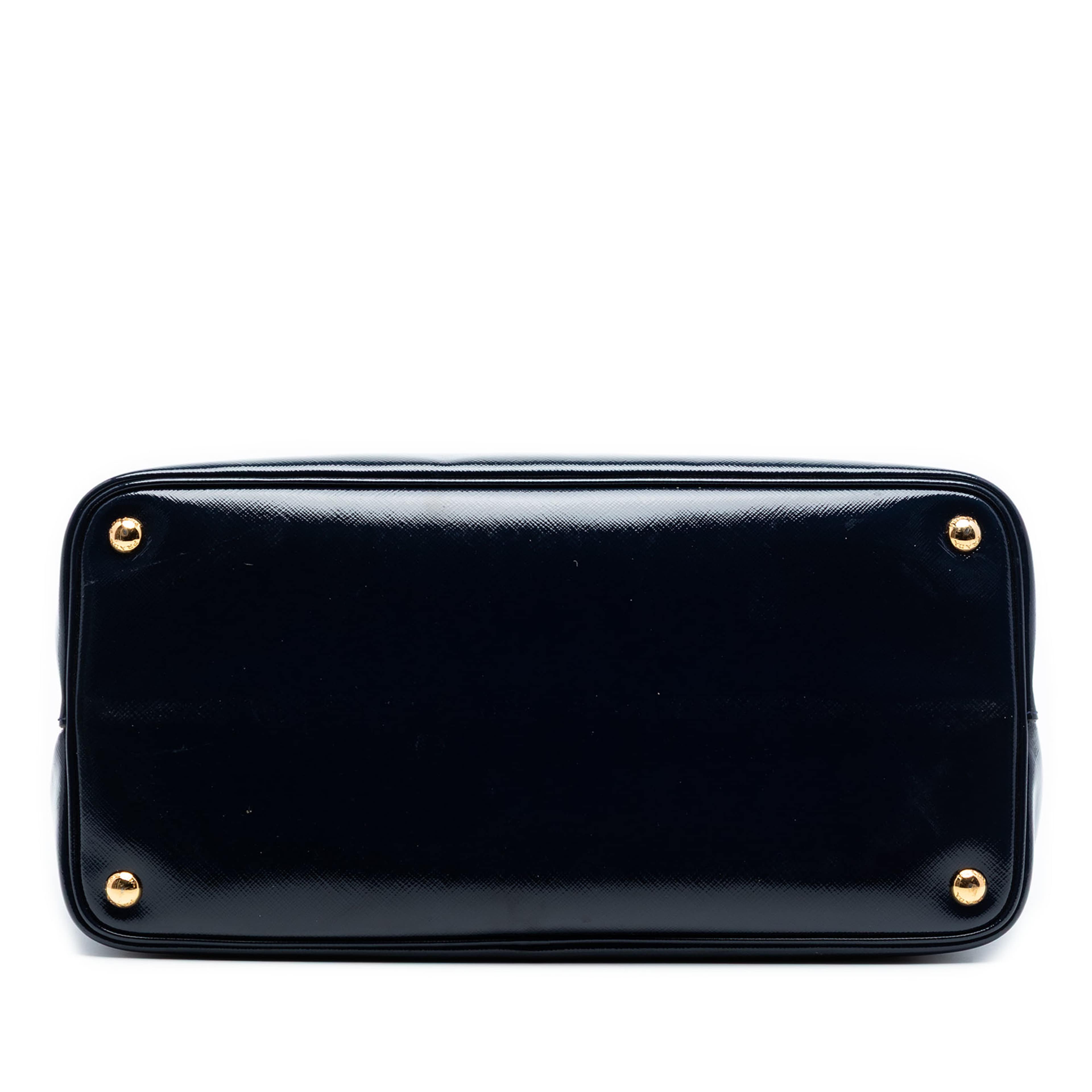 Prada Medium Saffiano Vernice Double Satchel, från Luxclusif, i färgen navy. Klicka för att öppna bilden i stort format