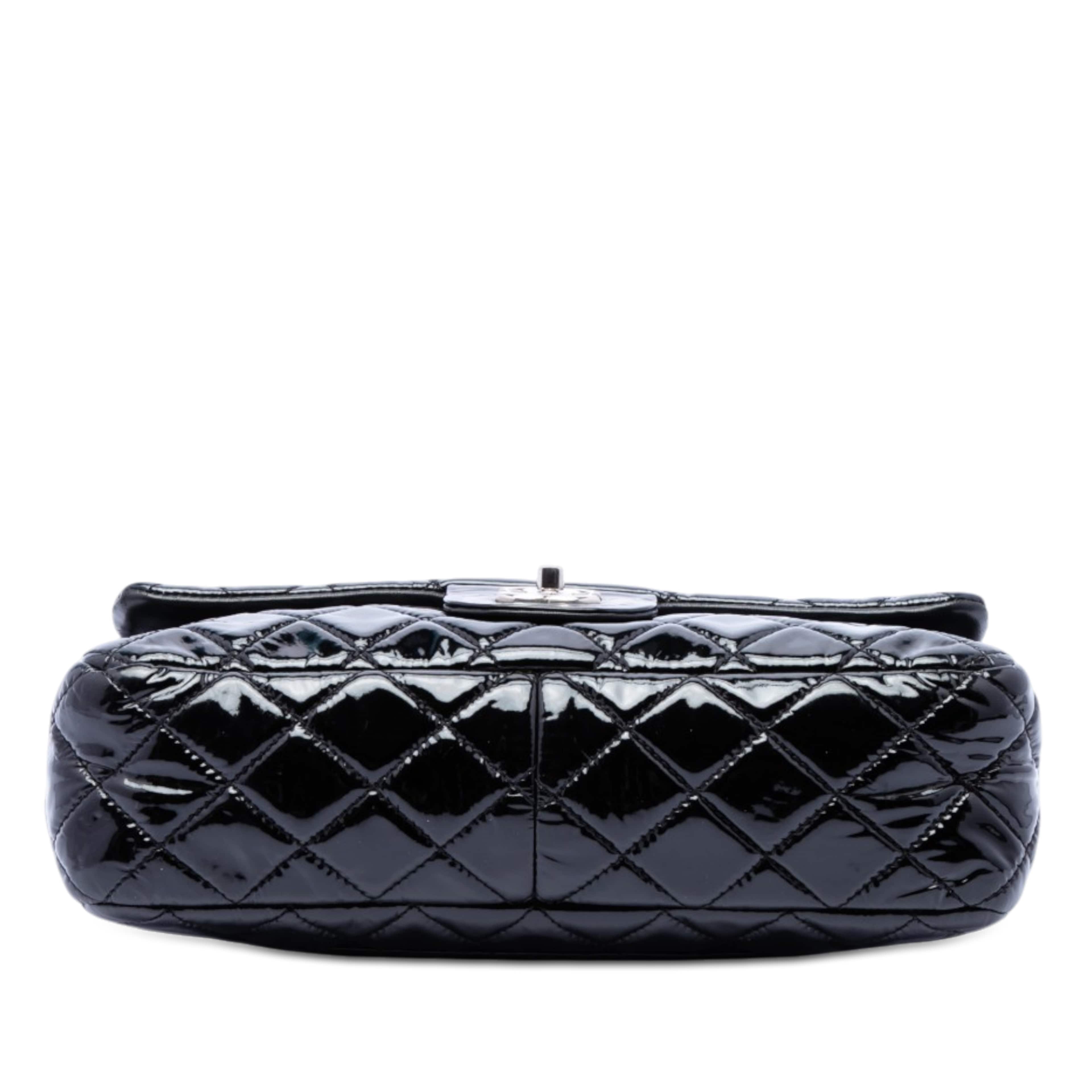 Chanel Jumbo Classic Patent Single Flap, från Luxclusif, i färgen svart. Klicka för att öppna bilden i stort format