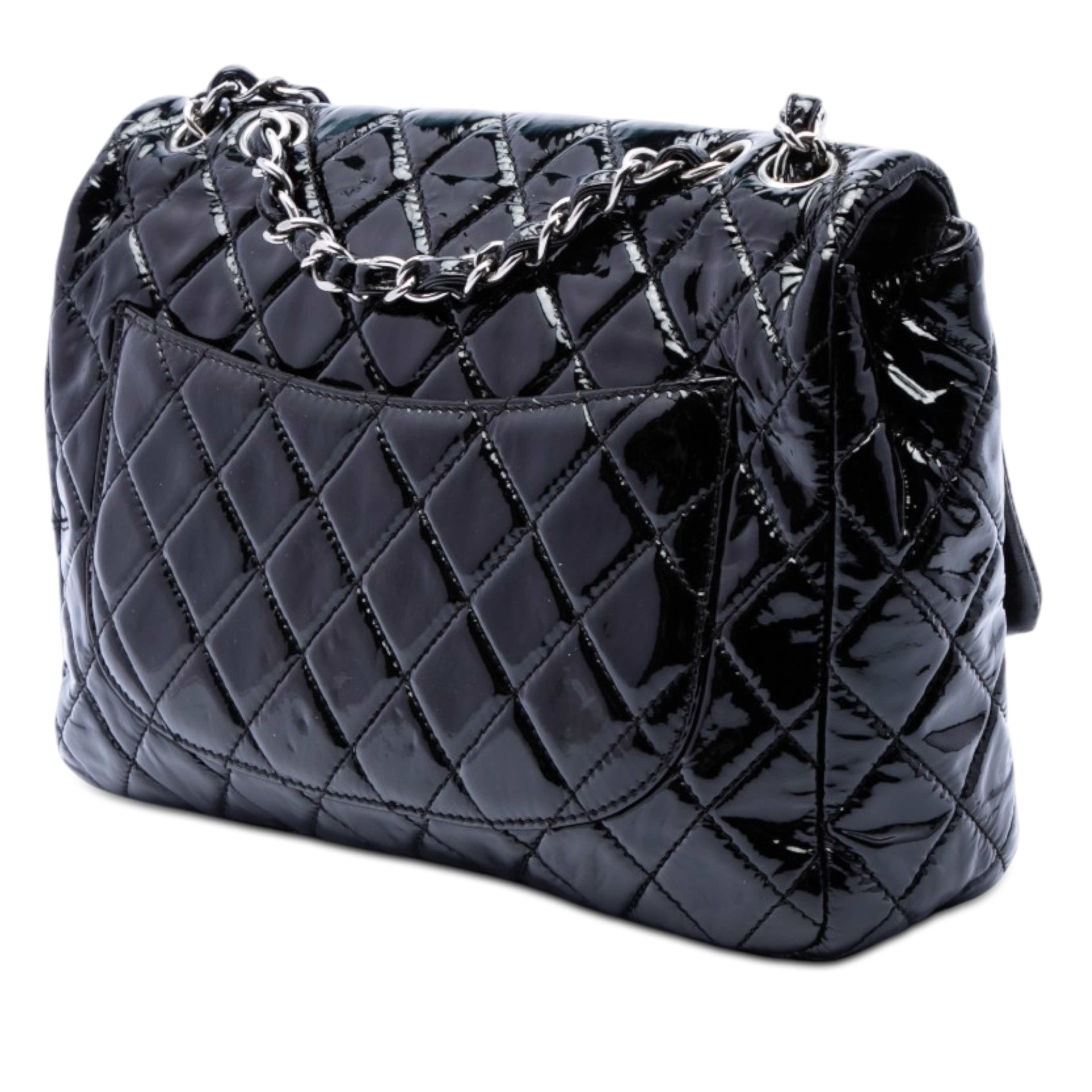 Chanel Jumbo Classic Patent Single Flap, från Luxclusif, i färgen svart. Klicka för att öppna bilden i stort format