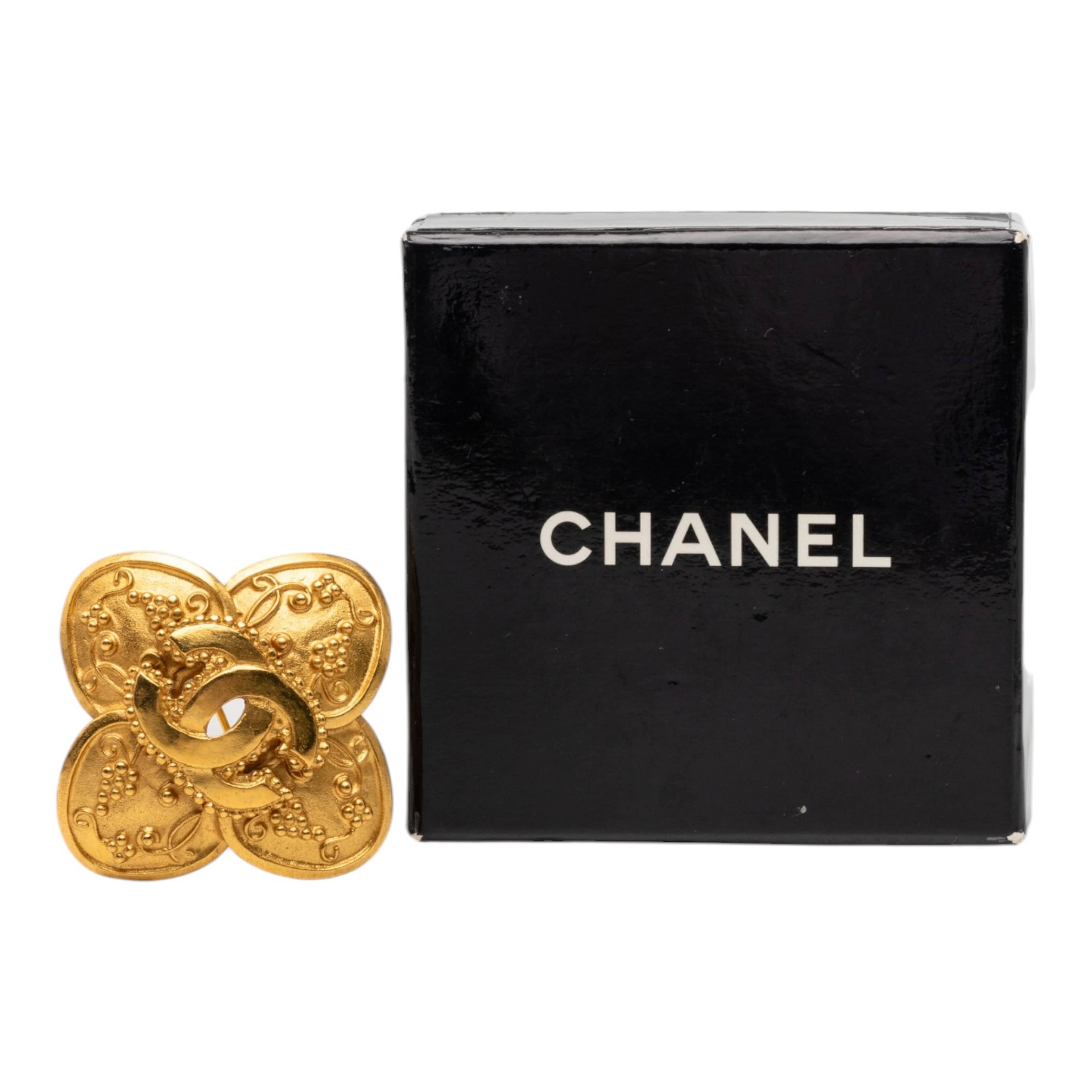 Chanel Cc Gold Plated Grapevine Clover Brooch, från Luxclusif, i färgen guld. Klicka för att öppna bilden i stort format