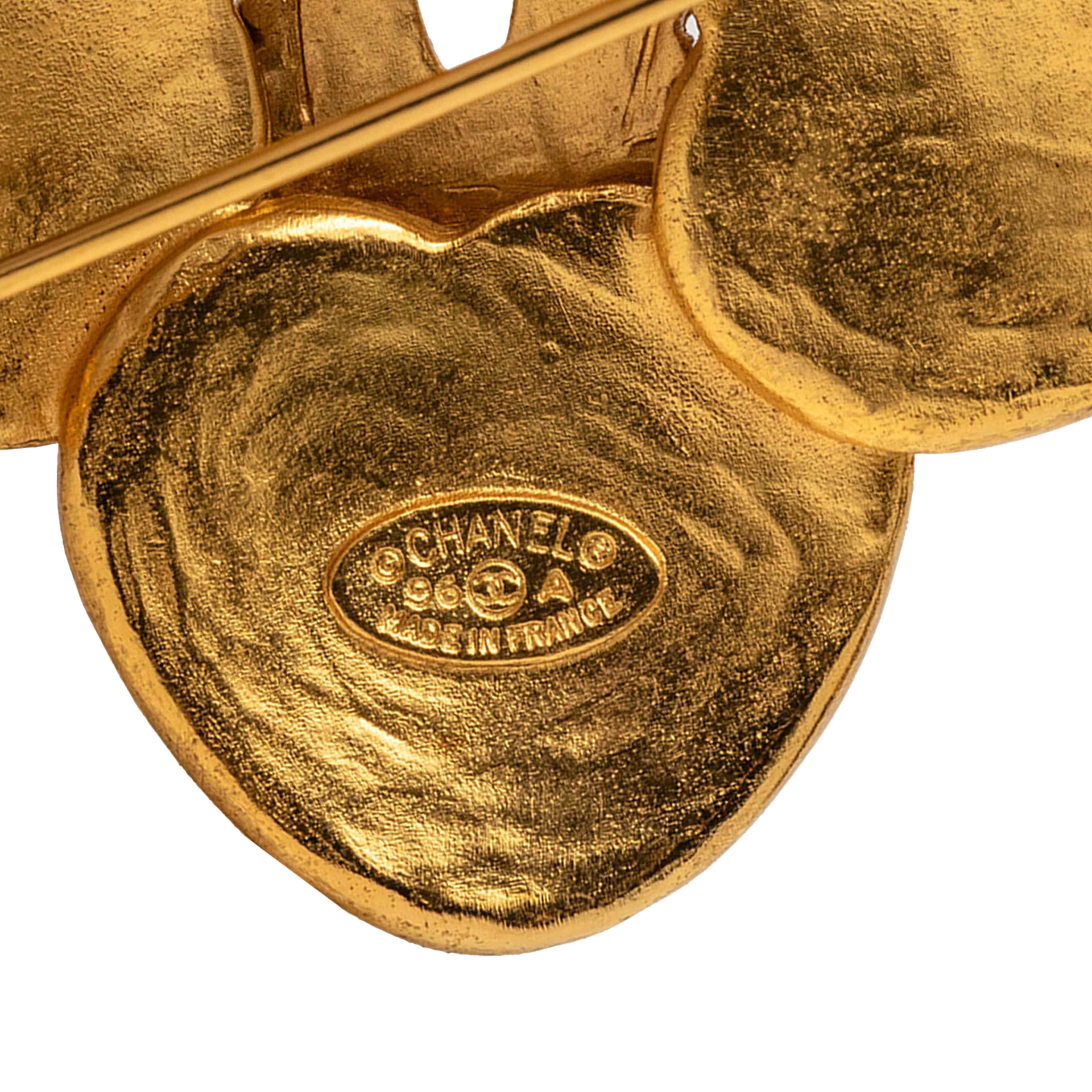 Chanel Cc Gold Plated Grapevine Clover Brooch, från Luxclusif, i färgen guld. Klicka för att öppna bilden i stort format
