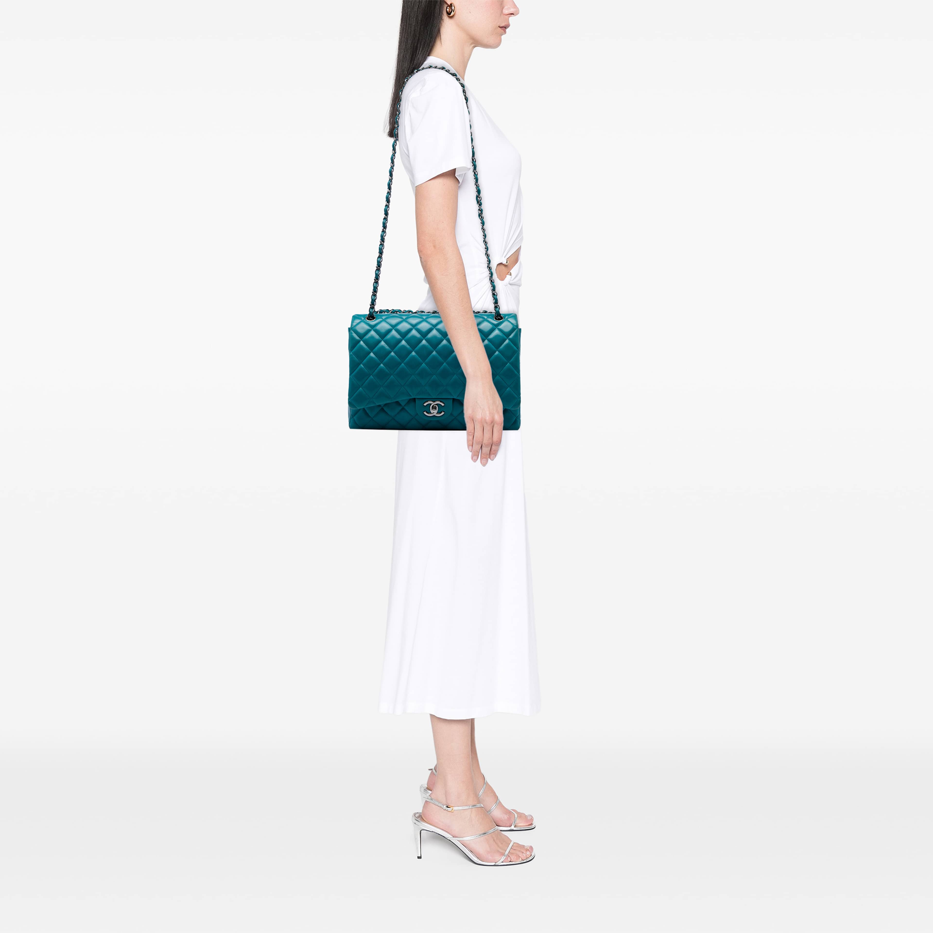 Chanel Maxi Classic Lambskin Double Flap, från Luxclusif, i färgen blå. Klicka för att öppna bilden i stort format