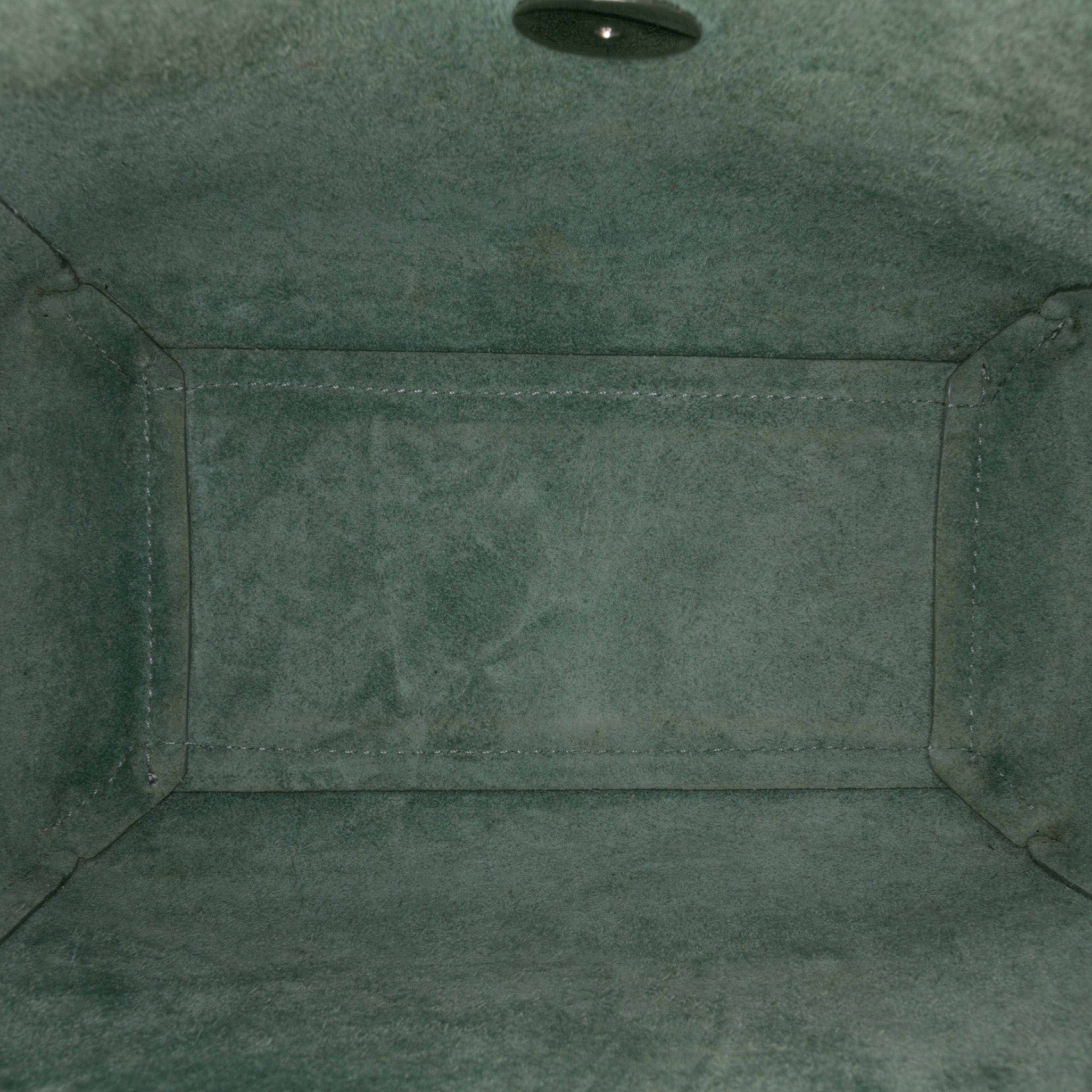 Celine Nano Grained Calfskin Belt Bag, från Luxclusif, i färgen green. Klicka för att öppna bilden i stort format