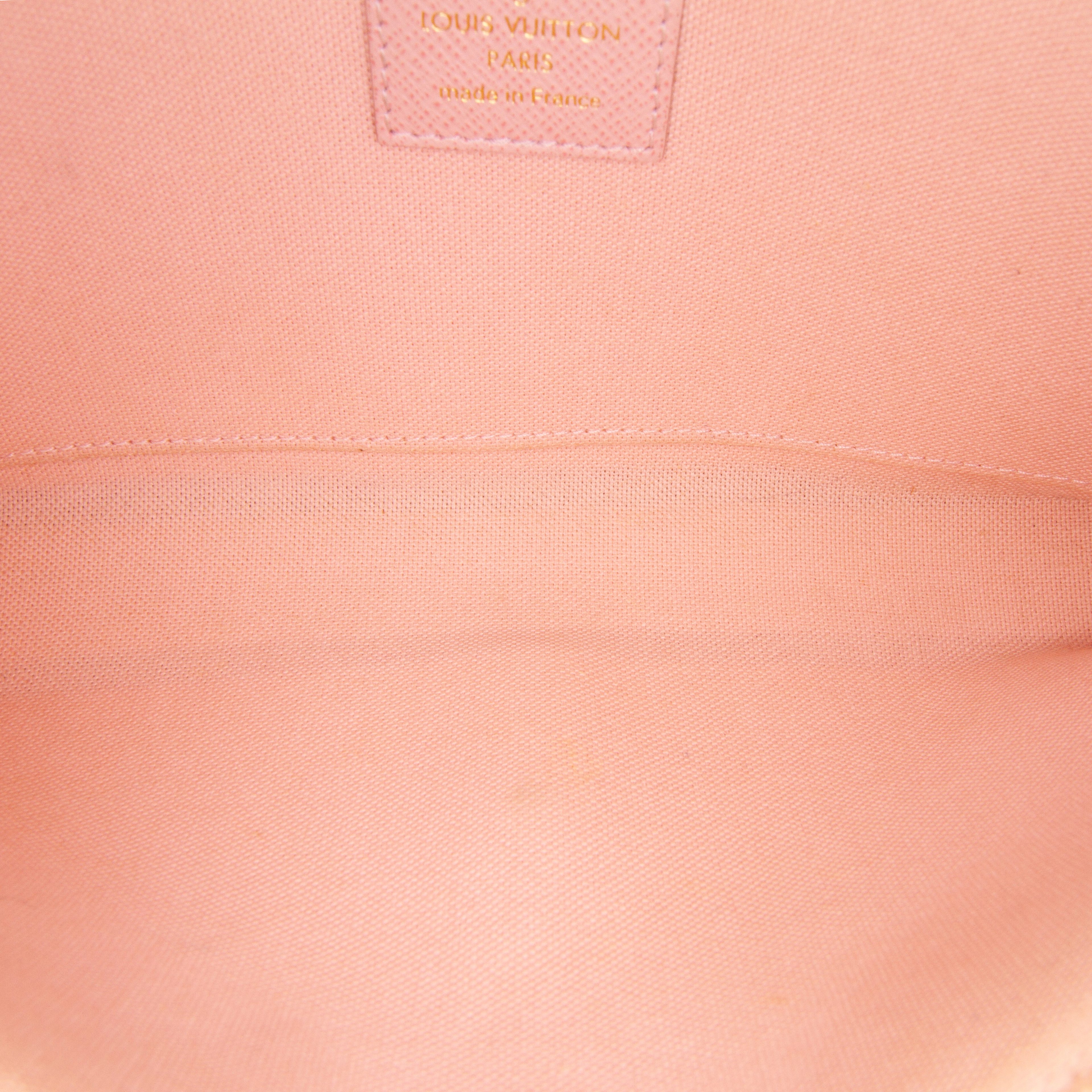 Louis Vuitton Damier Azur Pochette Felicie, från Luxclusif, i färgen white. Klicka för att öppna bilden i stort format