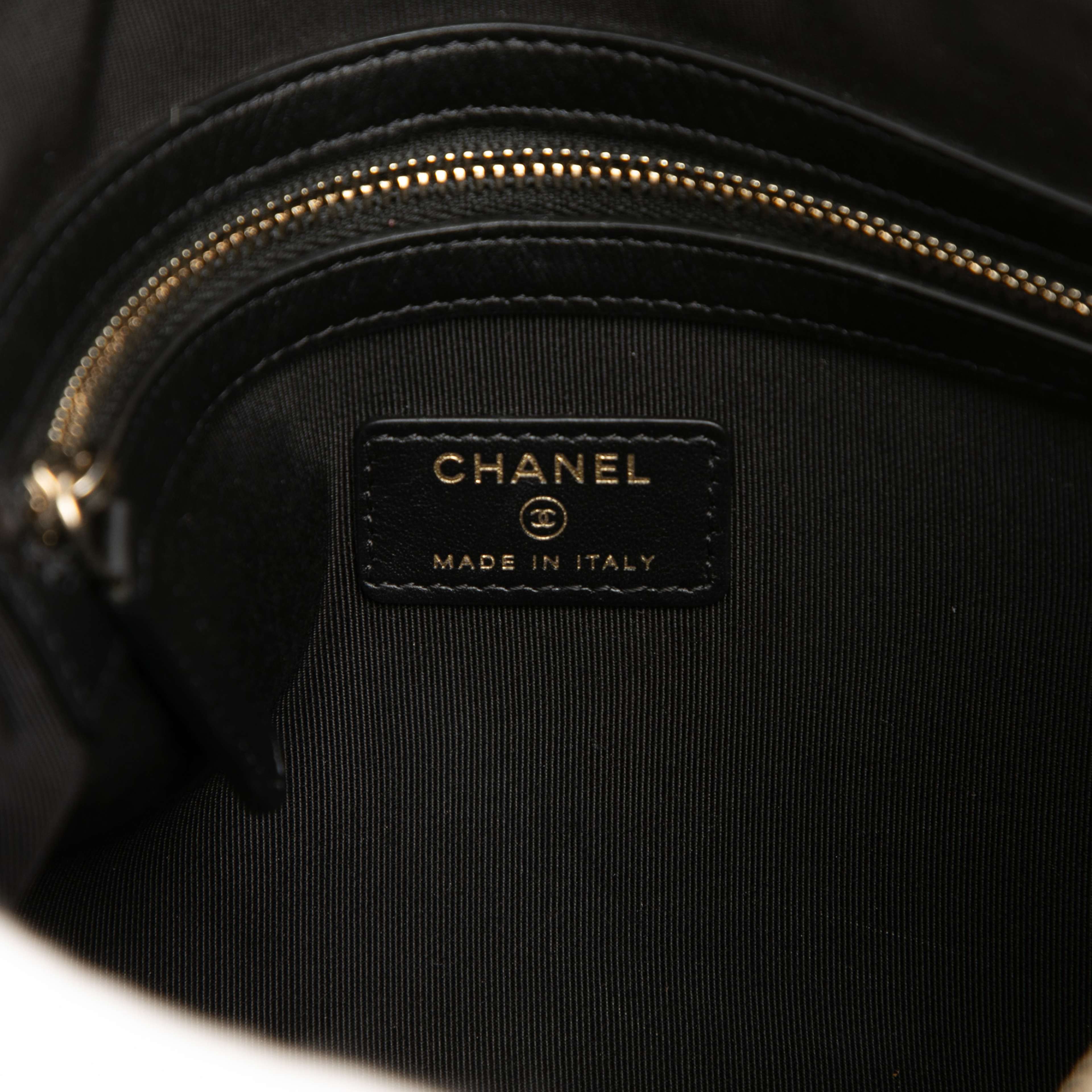 Chanel Medium Caviar Deauville Studded O Case Clutch, från Luxclusif, i färgen black. Klicka för att öppna bilden i stort format