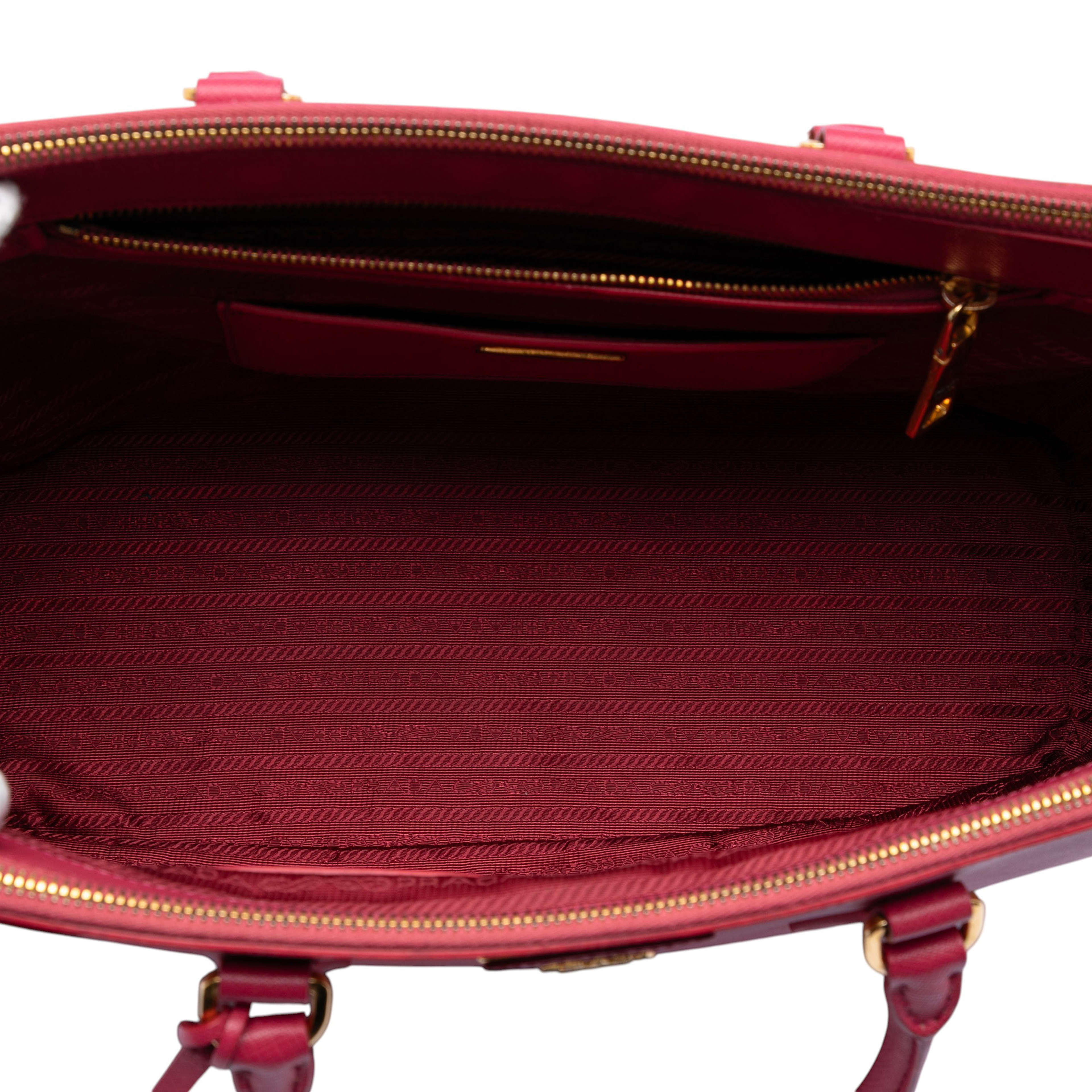 Prada Large Saffiano Lux Galleria Double Zip Satchel, från Luxclusif, i färgen dark pink. Klicka för att öppna bilden i stort format